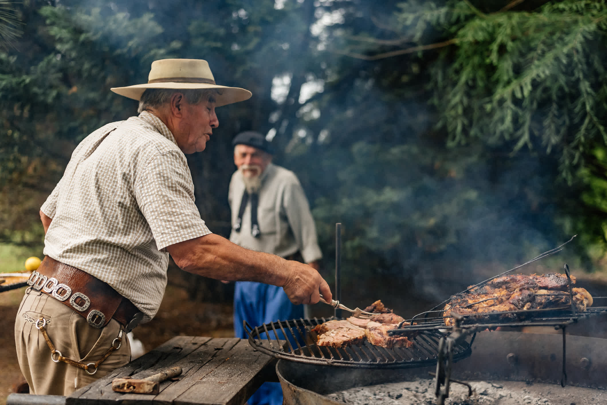 Gaucho bereitet Grill auf dem Land zu