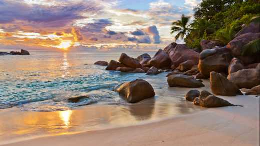 Seychellen tropischen Strand bei Sonnenuntergang.