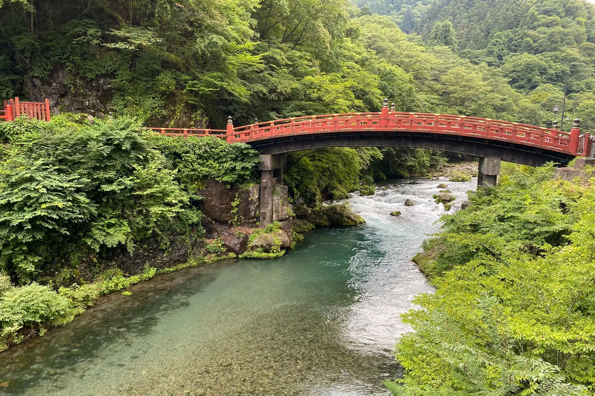 Vue sur le pont Shinkyo, Nikko, Japon.