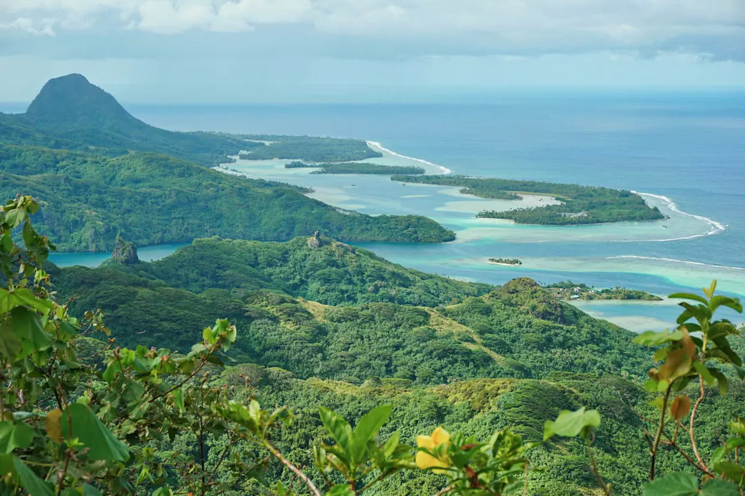 Huahine Insellandschaft vom Berg Pohue Rahi, Wald mit der Lagune und Inselchen, Südpazifik, Inseln über dem Winde, Französisch-Polynesien