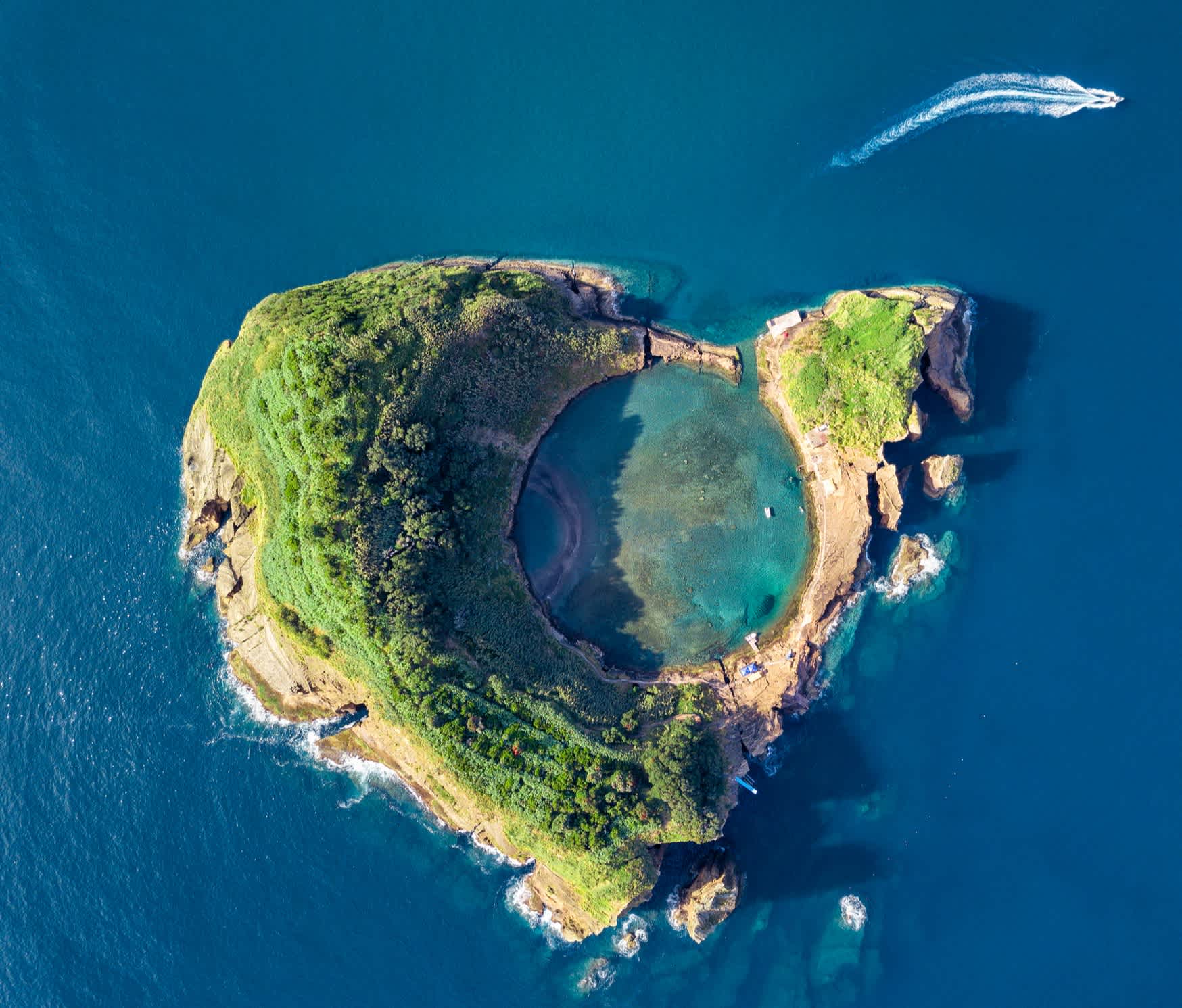 Azoren Luft-Panoramablick. Von der Besten ansicht von der Islet von Vila Franca do Campo. Krater eines alten Unterwasservulkans. Insel San Miguel, Azoren, Portugal. Herz von der Natur geschnitzt. Vogelperspektive.