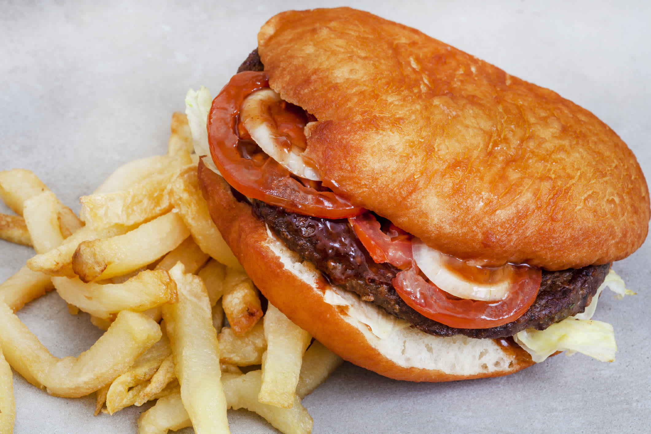 Südafrikanischer Vetkoek-Burger, köstliche Alternative zu einem normalen Burgerbrötchen.

