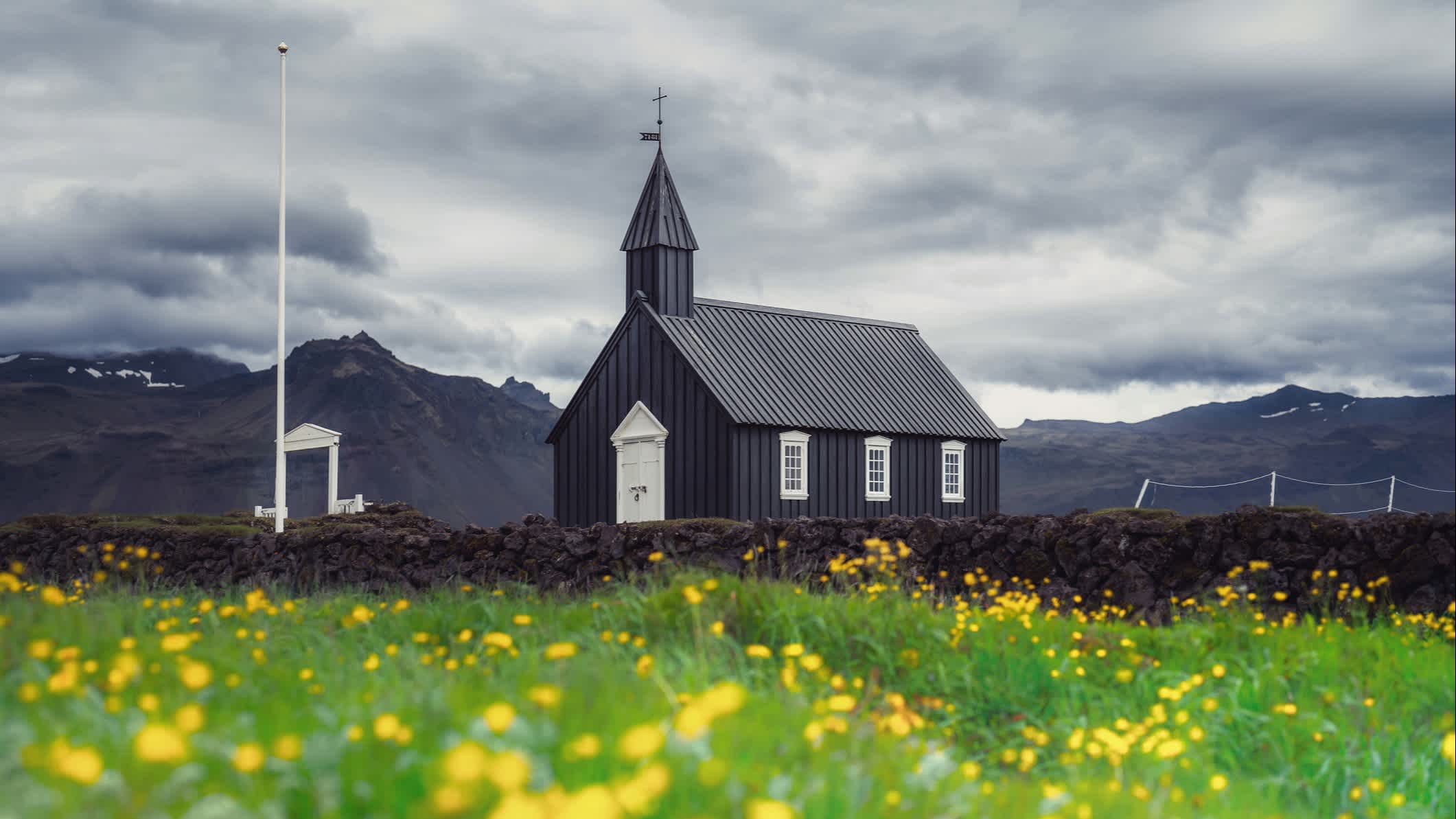 Schwarze Kirche in der Sommer, Snaefellsnes-Halbinsel, Island