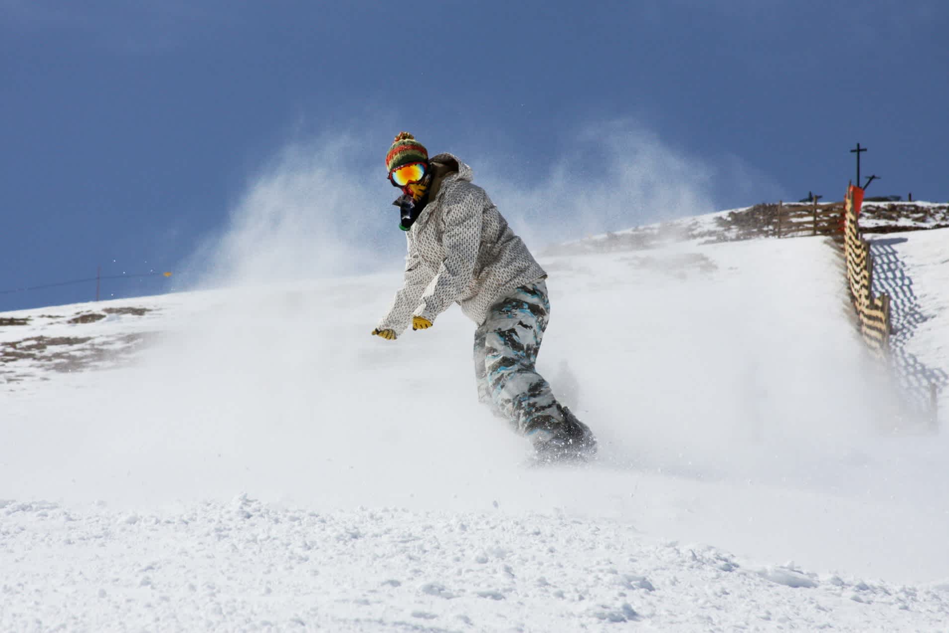 Un snowboarder pendant un séjour au ski au Chili