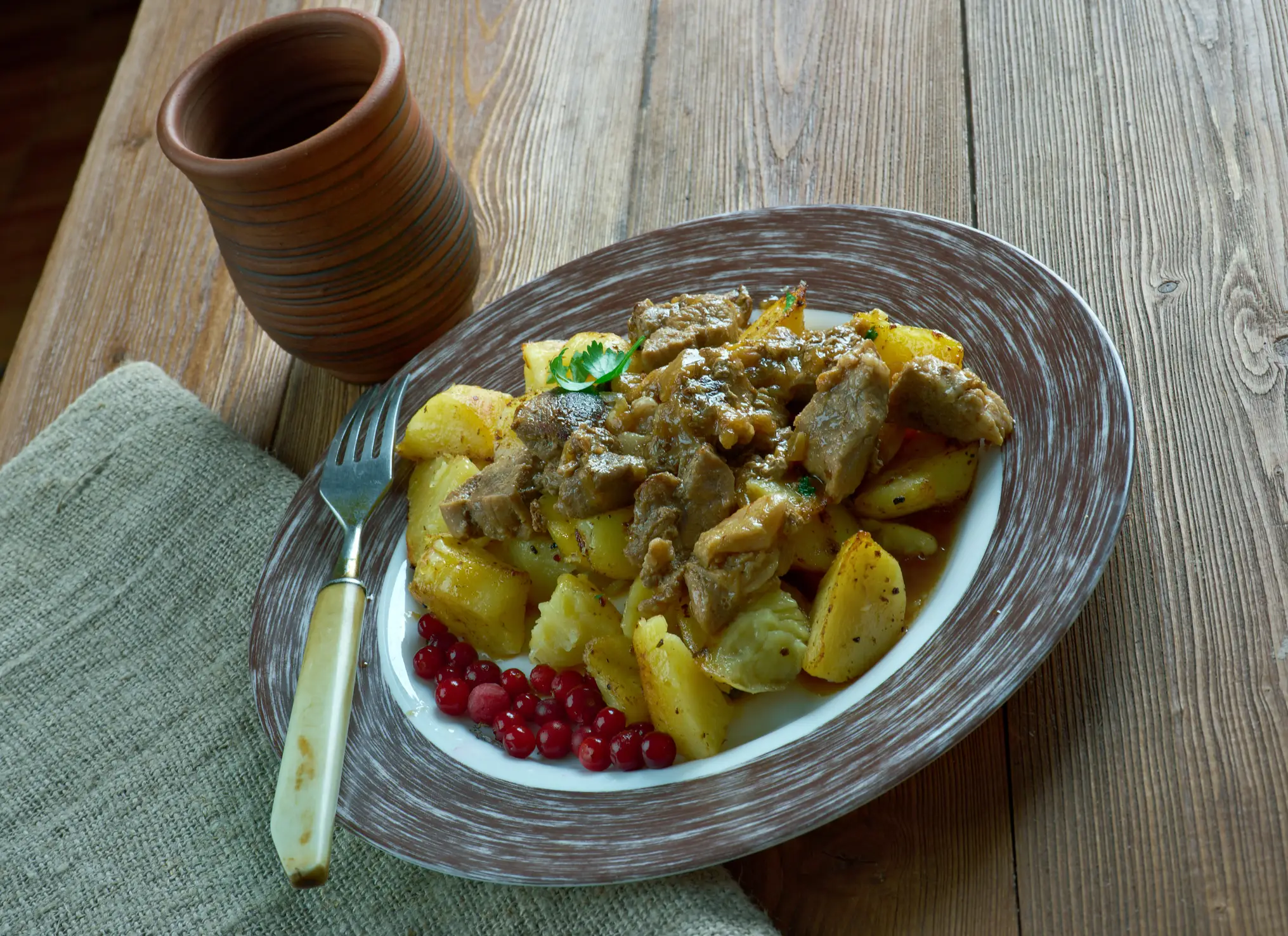 Bauernhaus, Eintopf, Essgeschirr, Fettgebraten, Filetiert Bauernhaus, Eintopf, Essgeschirr, Fettgebraten, Filetiert