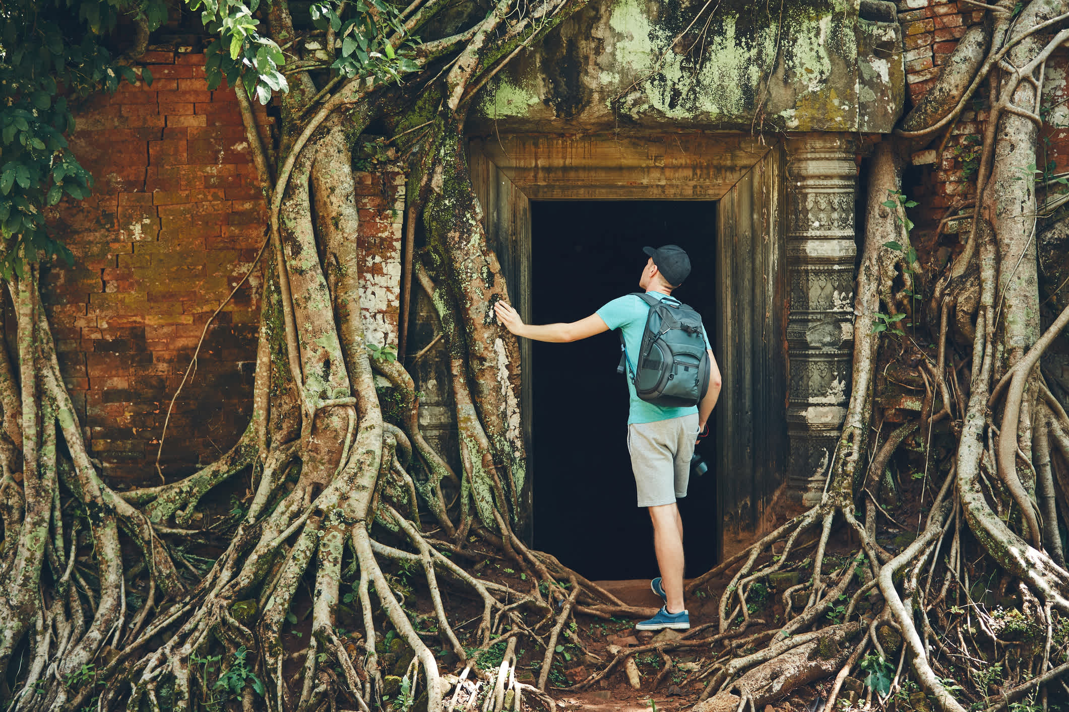 Der Mann mit Rucksack in Angkor Wat, Siem Reap in Kambodscha

