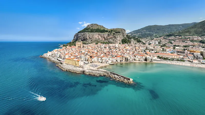 Cefalu, Italien Sizilien Schöne Aussicht auf das Meer und Cefalu Stadt auf Sizilien in Italien