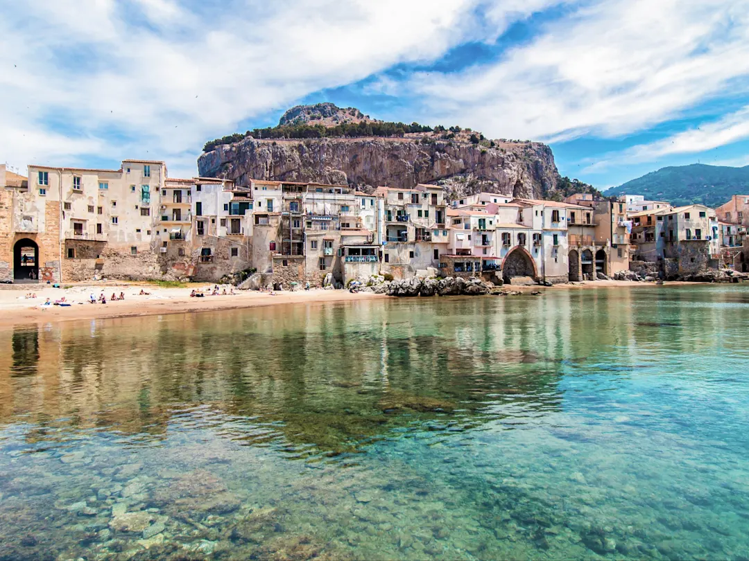 Schöne Aussicht auf das Meer und Cefalu Stadt auf Sizilien in Italien