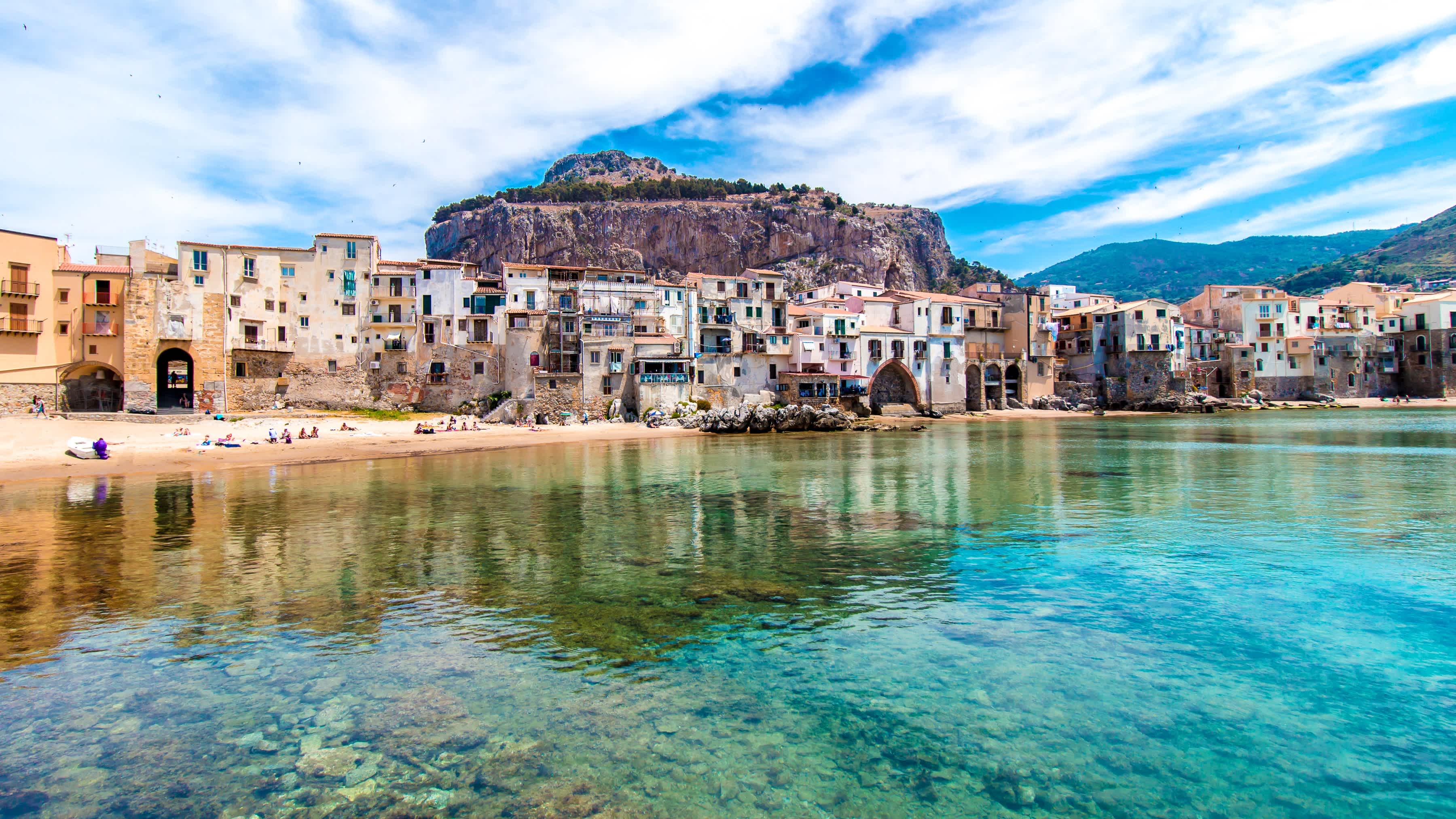 Vue sur la ville de Cefalu depuis la mer, en Sicile, en Italie.
