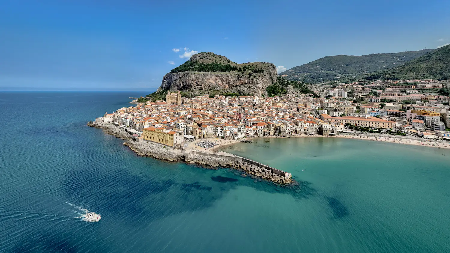 Schöne Aussicht auf das Meer und Cefalu Stadt auf Sizilien in Italien