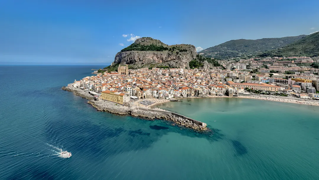 Schöne Aussicht auf das Meer und Cefalu Stadt auf Sizilien in Italien
