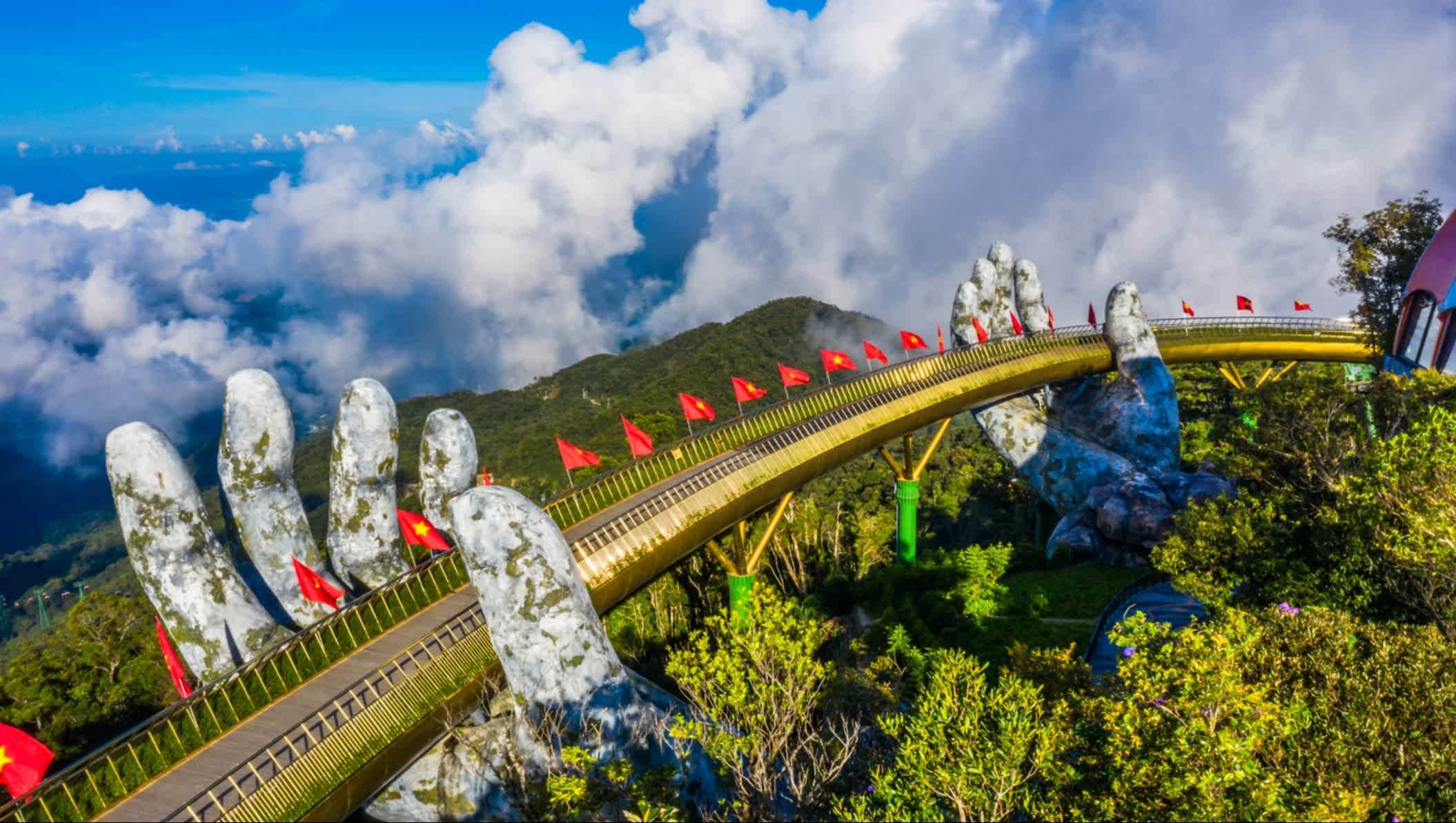 Luftaufnahme der Goldenen Brücke auf dem  Ba Na Hügel in Danang, Vietnam. 
