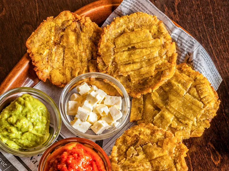 Patacones, Costa Rica Patacones sind frittierte grüne Bananenscheiben, die in Costa Rica als beliebter Snack oder Beilage serviert werden