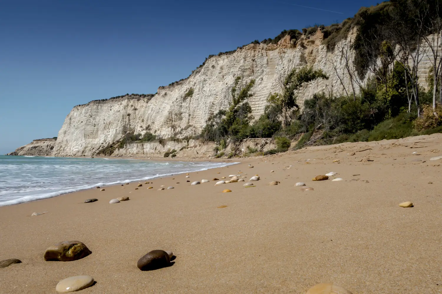 Blick auf den Strand von Eraclea Minoa und die Klippen bei schönem Wetter.