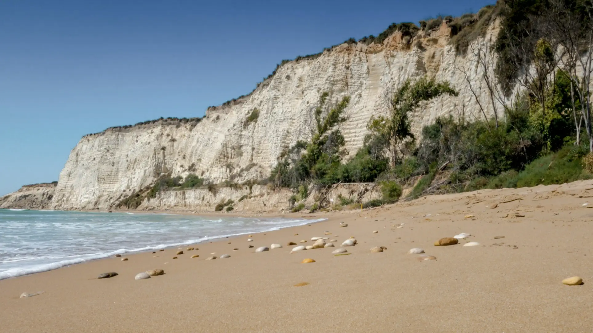 Blick auf den Strand von Eraclea Minoa und die Klippen bei schönem Wetter.