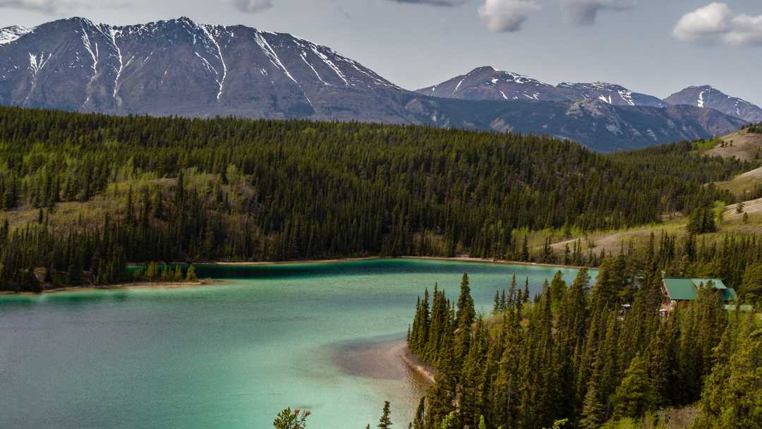 Emerald Lake im Yukon-Territorium au Kanada.