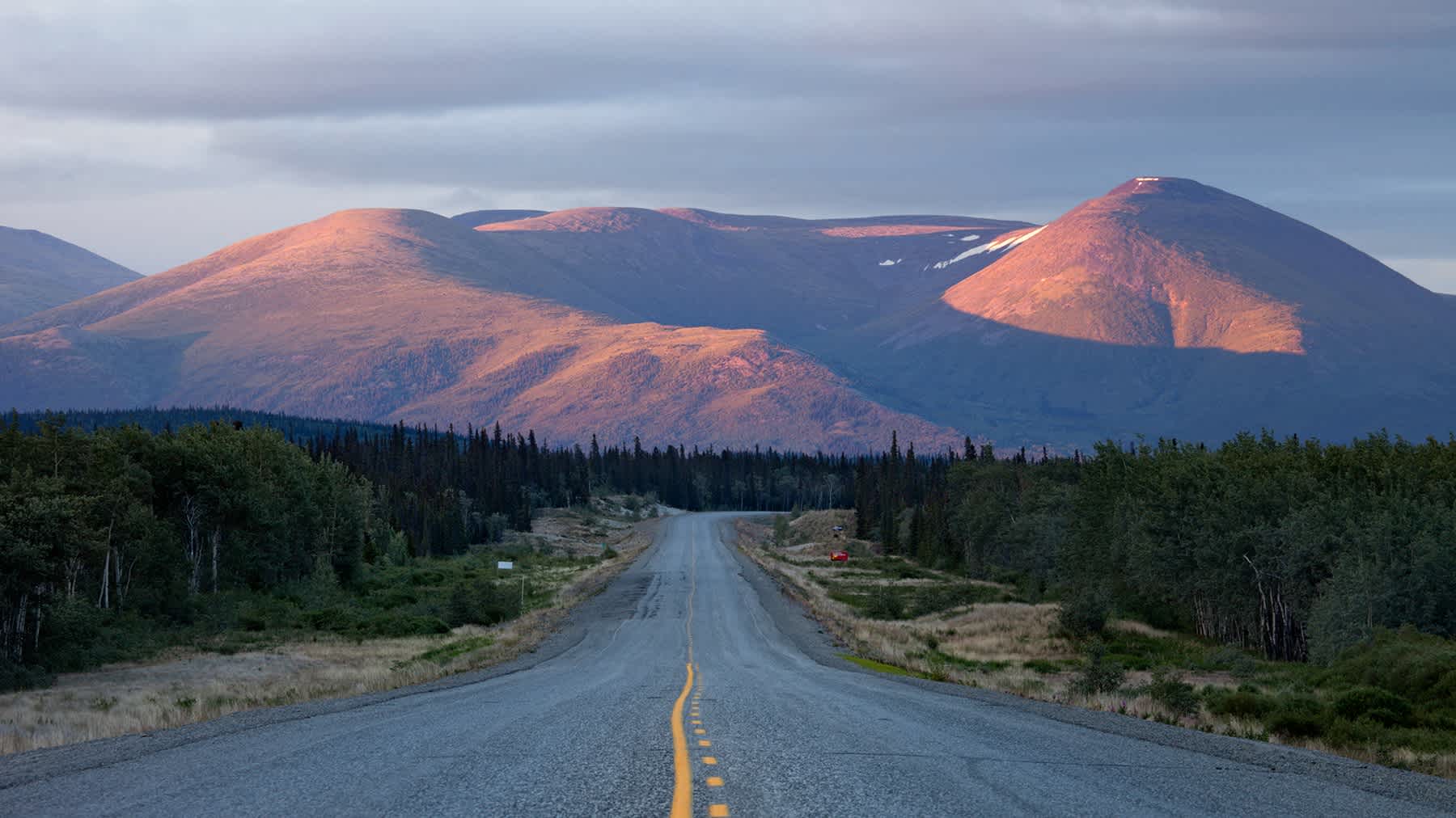 Alaska Highway mit Bergen im Hintergrund, Alaska, USA