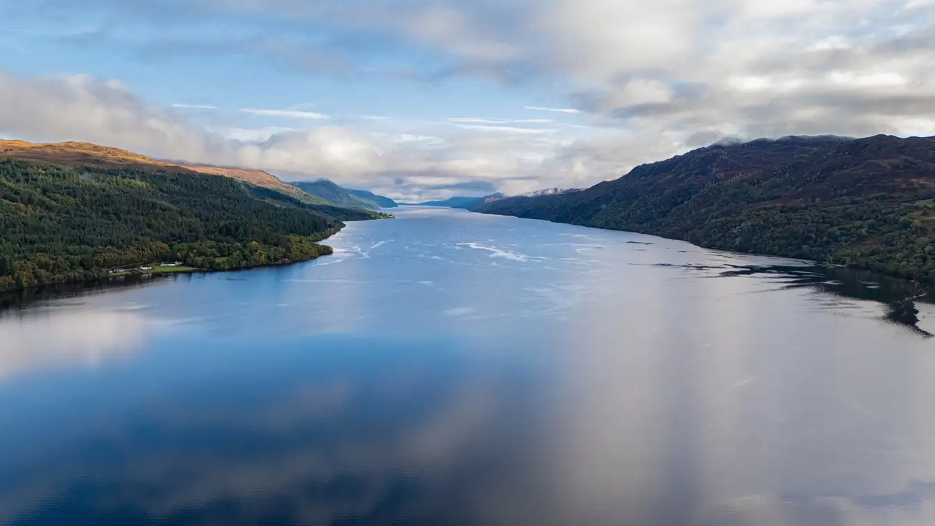 Luftaufnahme von Loch Ness in Fort Augustus, Schottland