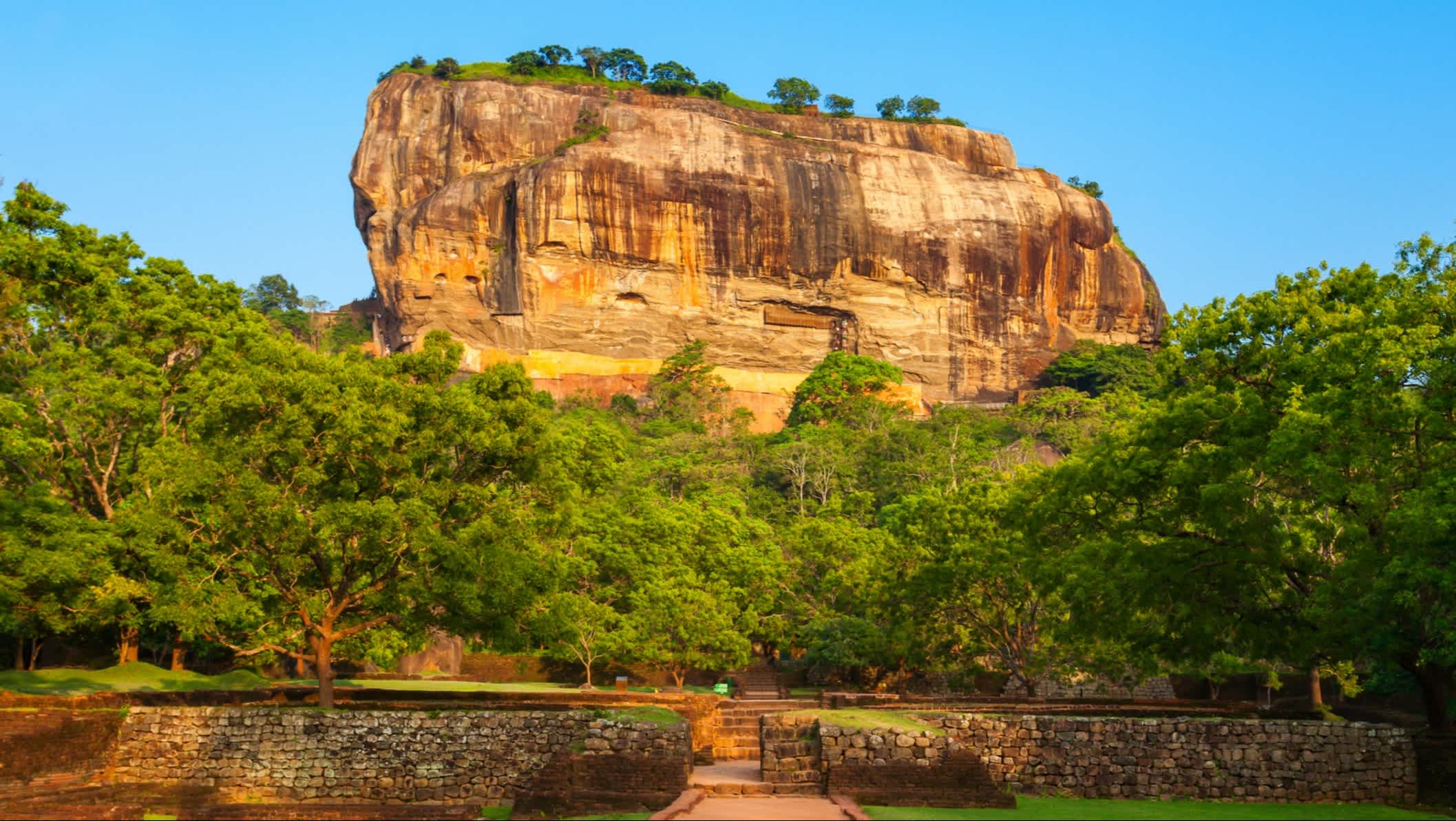 Felsenfestung Sigiriya in Sri Lanka bei Sonnenschein