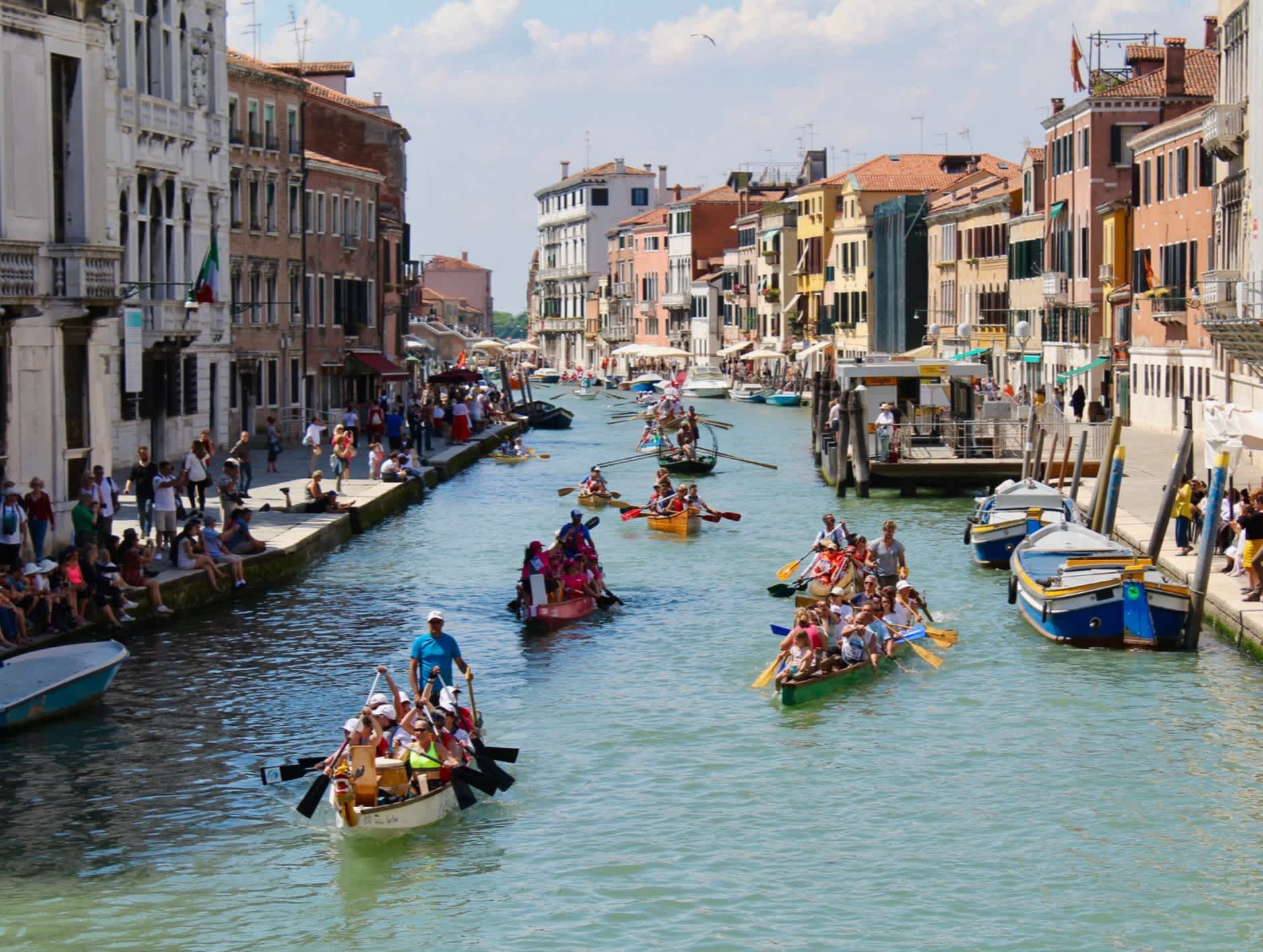 Boote, die an der Vogalonga-Regatta in Venedig teilnehmen, Italien. 

