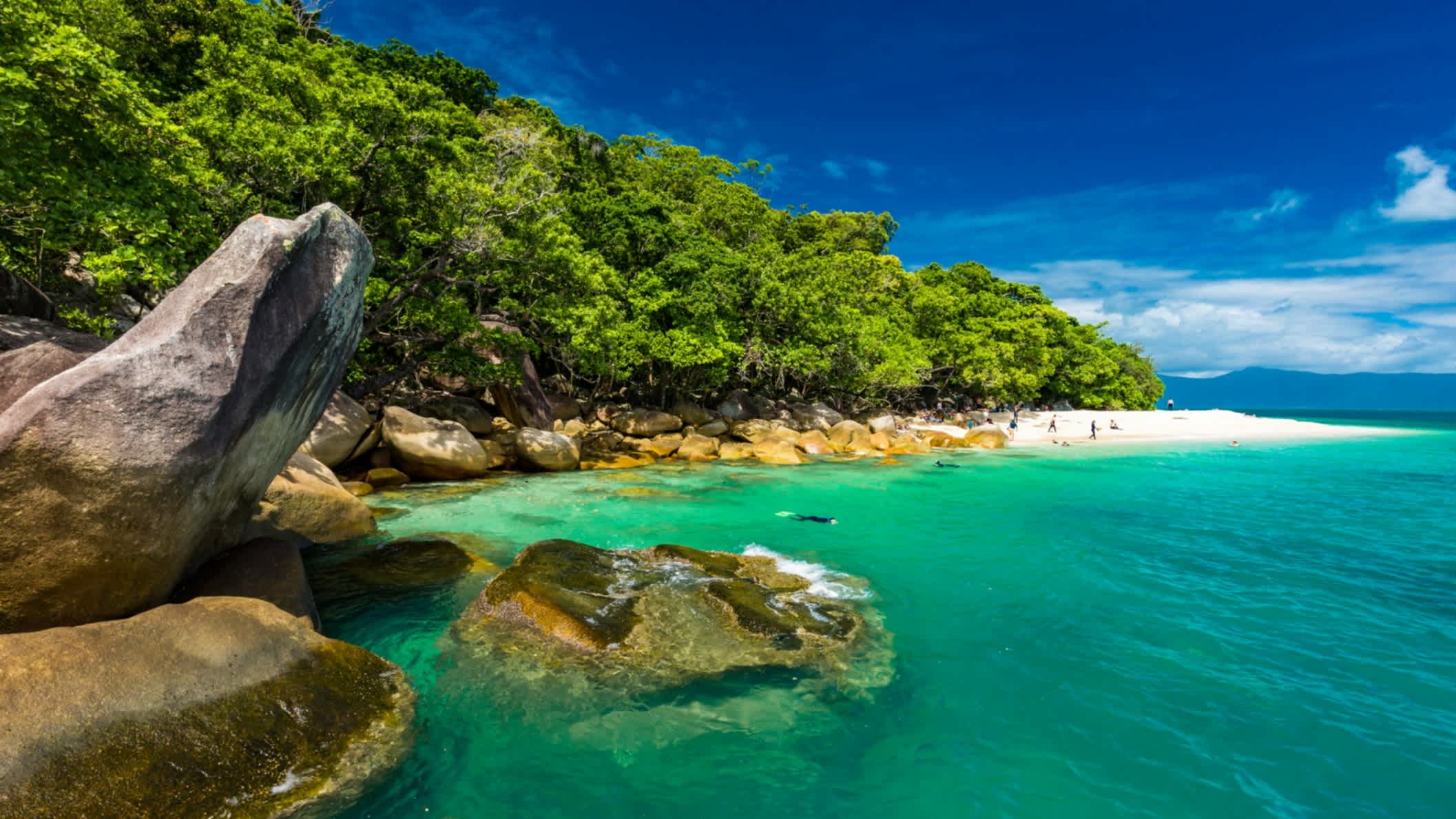 Vue de la plage de Nudey sur l'île de Fitzroy, région de Cairns, Queensland, Australie