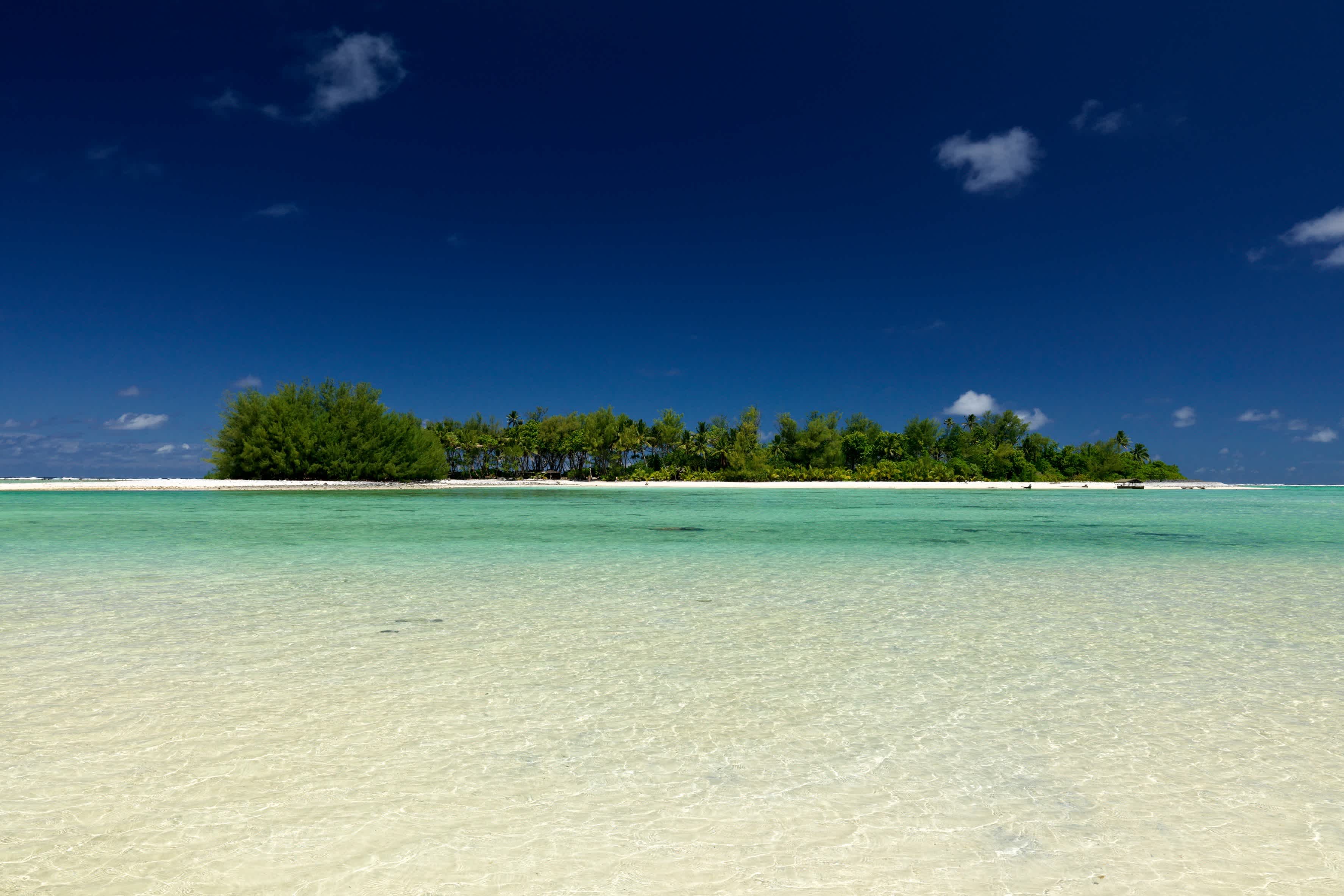 Schöne Insel in türkisfarbener Lagune. Muri Beach, Rarotonga, Cookinseln.