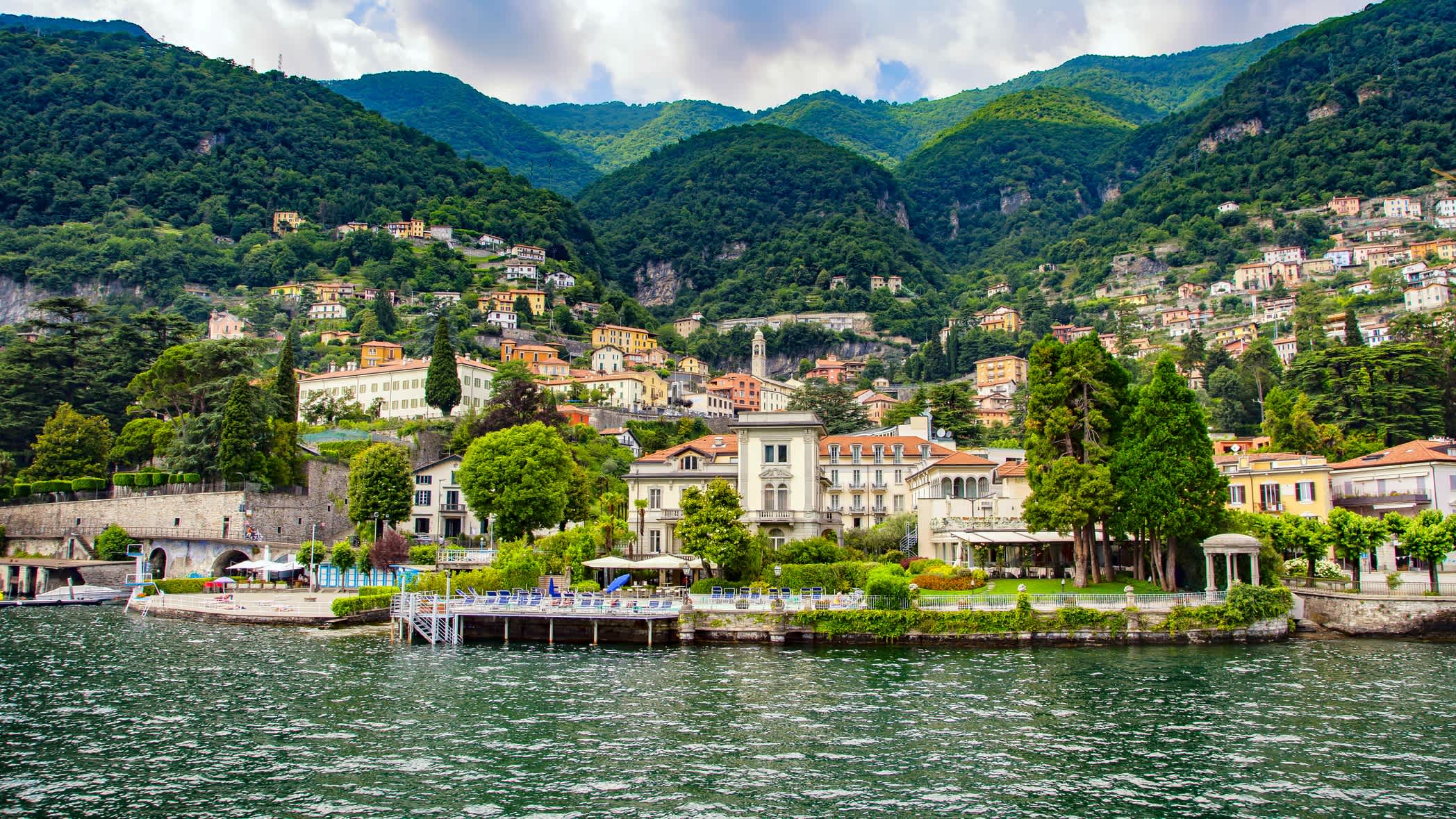 Vue sur les rives du lac de Côme à Moltrasio, en Lombardie, en Italie.
