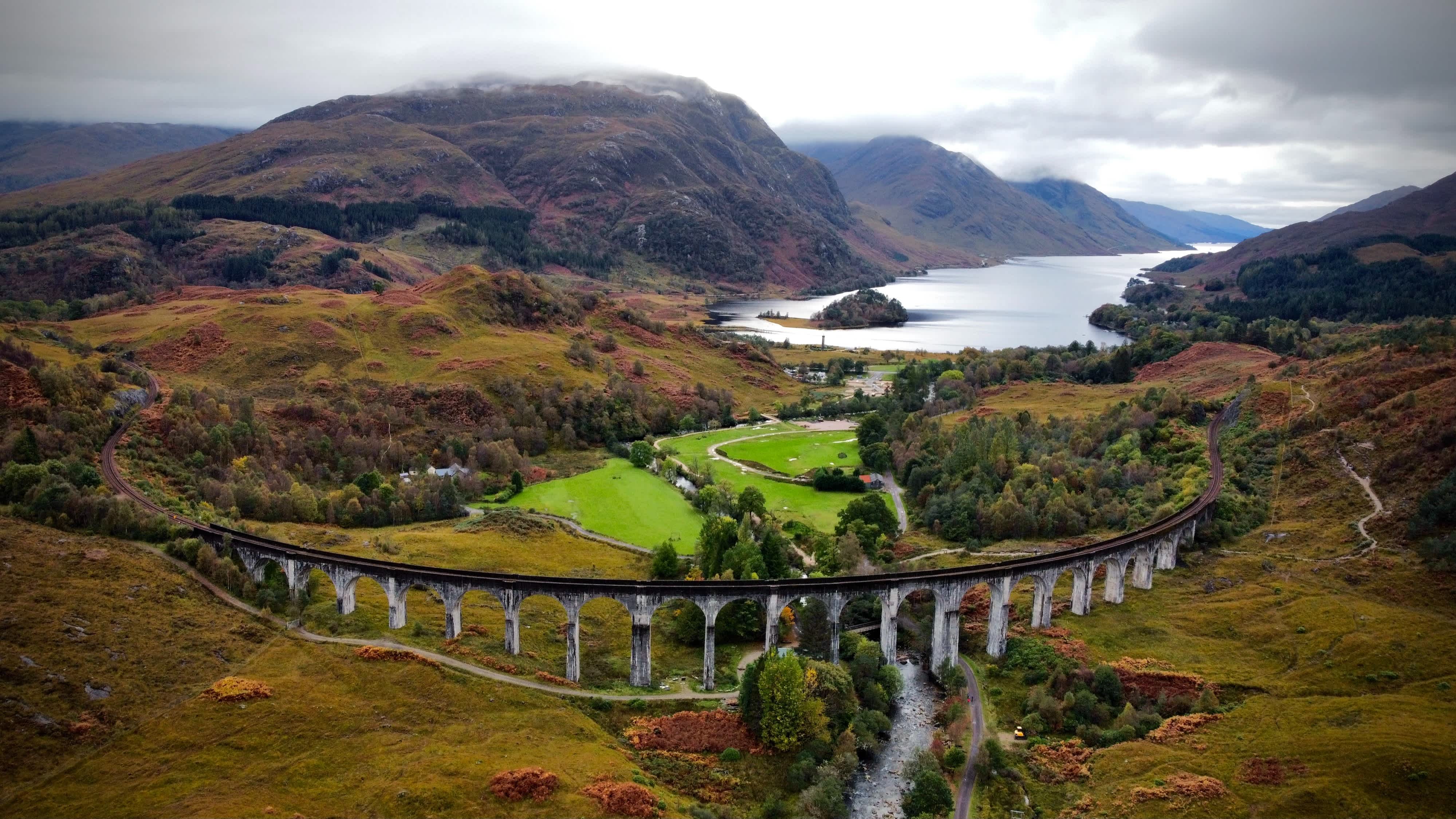 Glenfinnan-Viadukt mit dem Loch Shiel im Hintergrund, Schottland. 