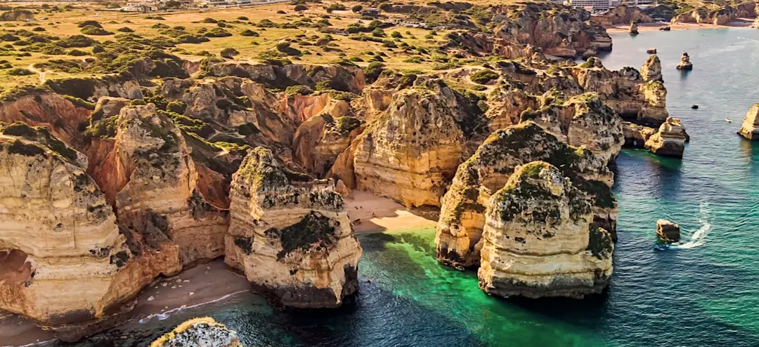 Steilküsten mit kleinen Stränden und kristallklarem Wasser, Lagos, Algarve, Portugal.