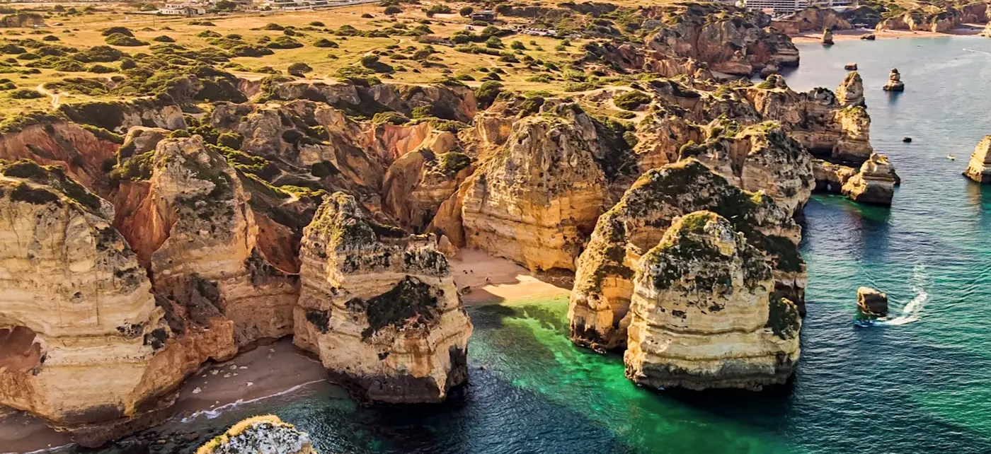 Portugal, Algarve, Lagos Steilküsten mit kleinen Stränden und kristallklarem Wasser, Lagos, Algarve, Portugal.