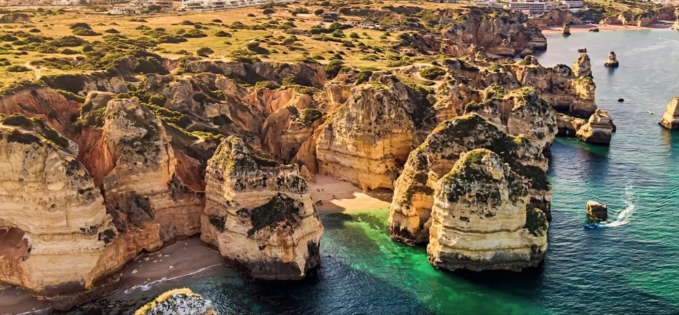 Falaises avec petites plages et eau cristalline, Lagos, Algarve, Portugal.