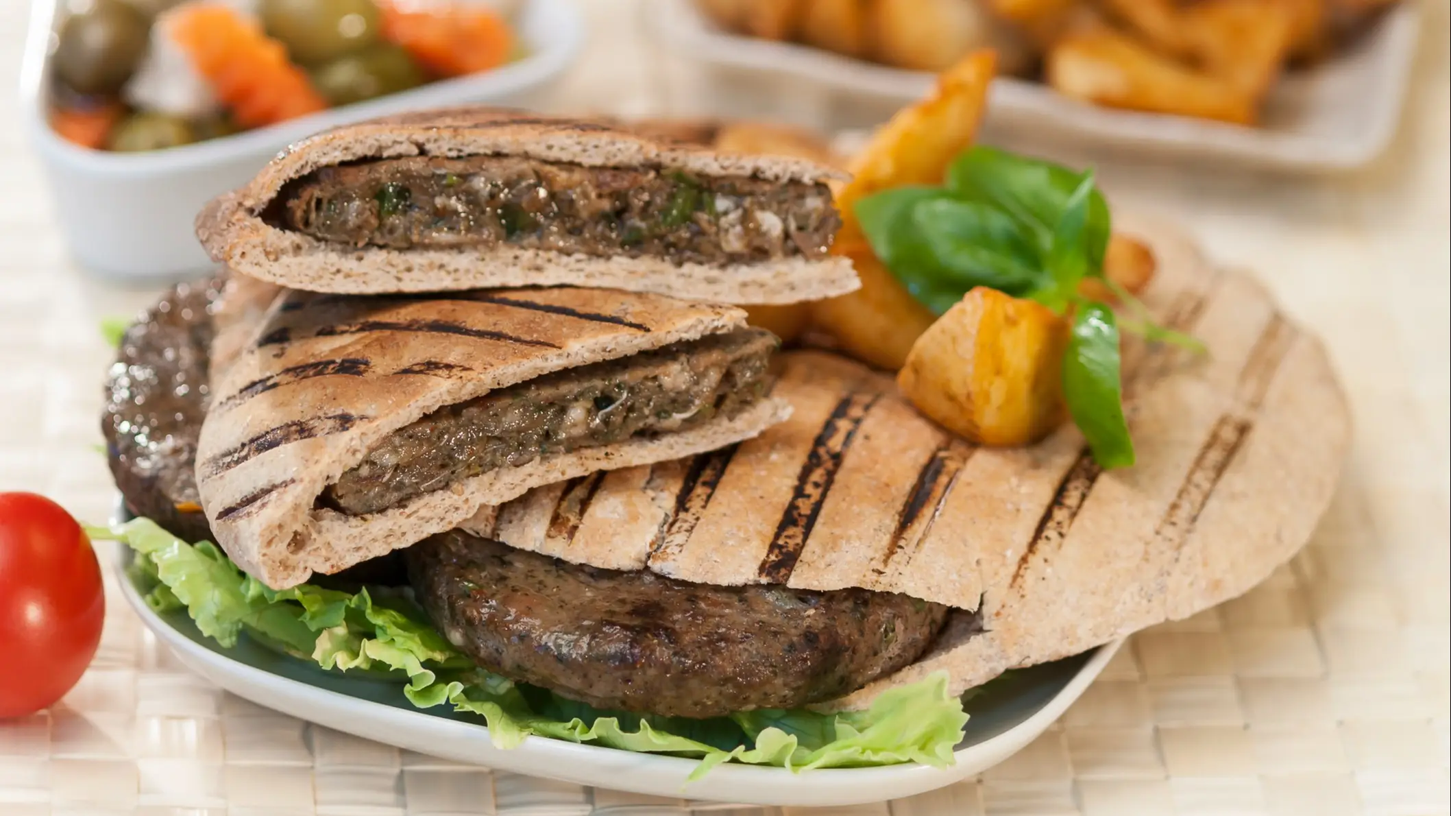 Ägypten, Hwawashi Ägyptische Hawawshi mit Pita-Brot und Salat.