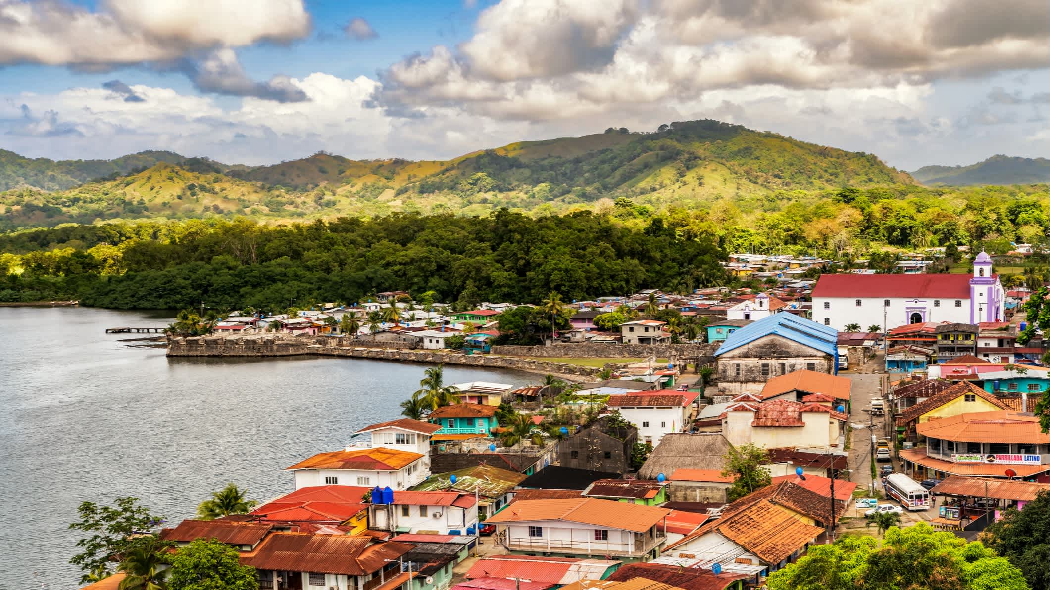 Luftaufnahme des Dorfes Portobelo vom Peru Lookout Point in Portobelo, Panama.