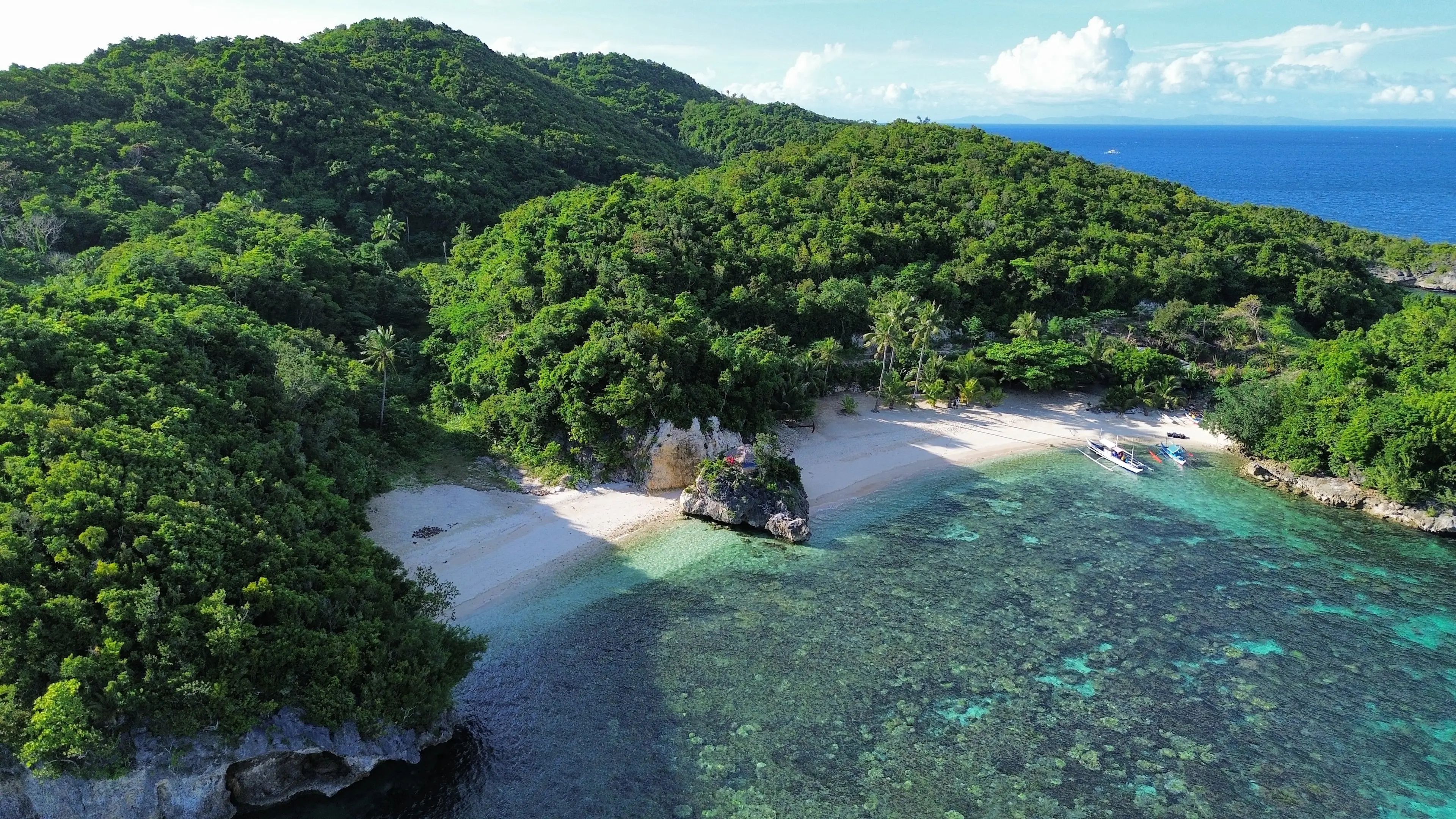 Masbate, Bicol, Philippinen Versteckter Strand mit klarem Wasser und tropischer Vegetation, Masbate, Bicol, Philippinen.