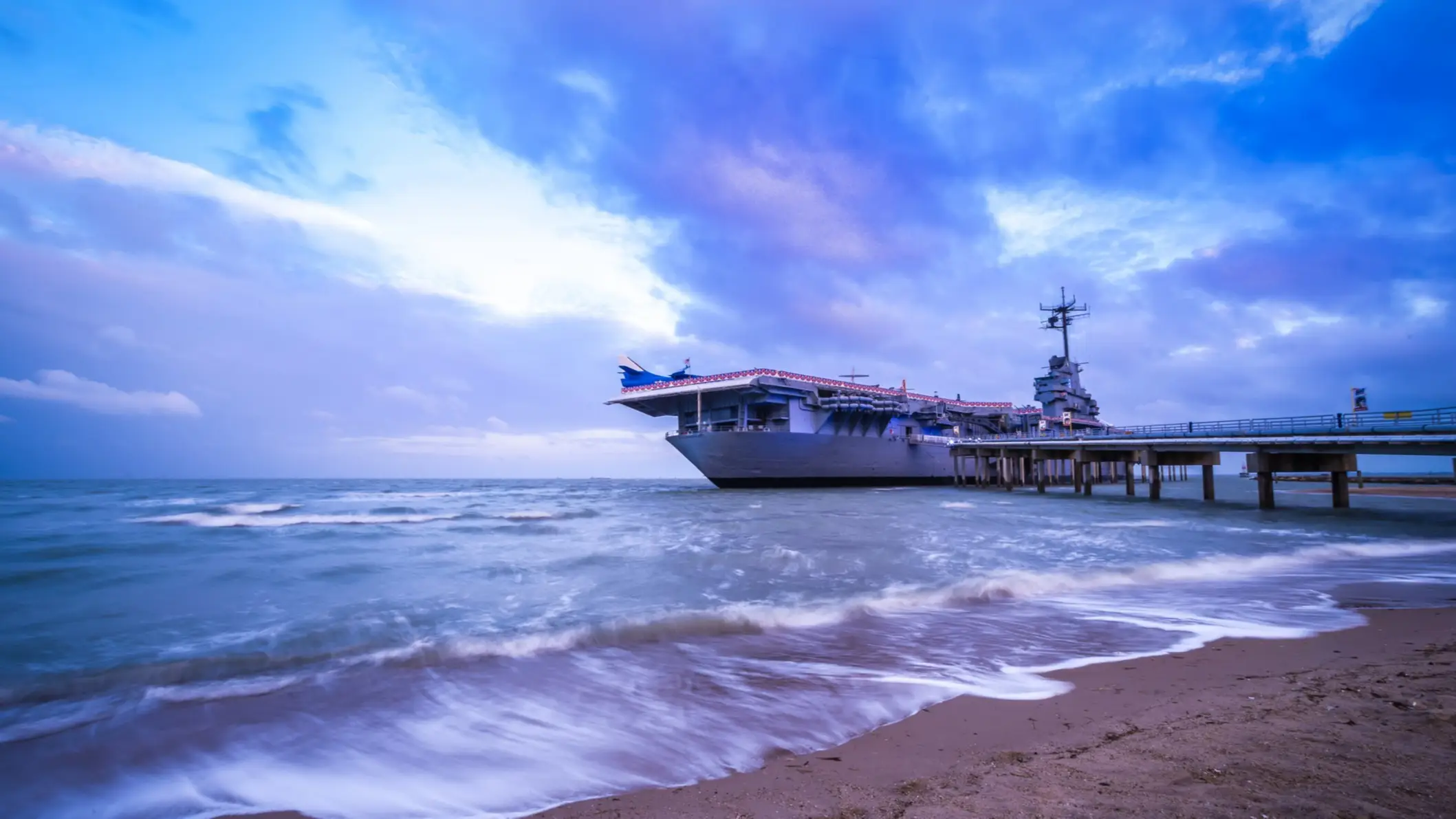 Le porte-avions USS Lexington devant le quai de Corpus Christi, Texas, États-Unis.