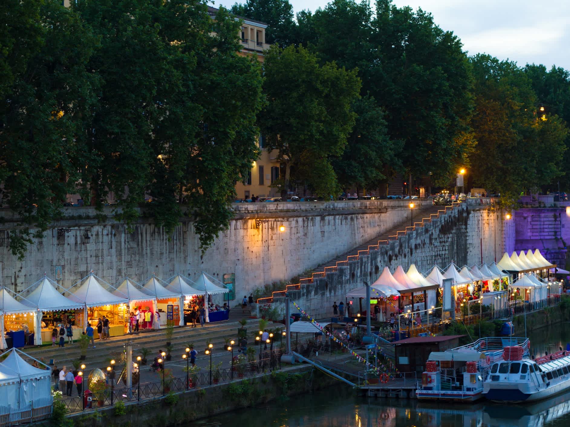 Rom, Italien: Nächtliche Sommerfest am Fluss Tiber 