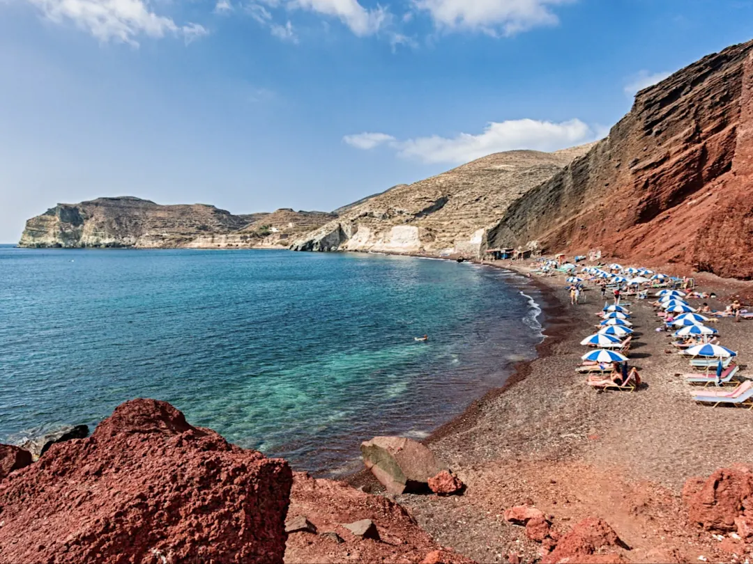 Blick auf den berühmten Roten Strand, Santorini, Griechenland.

