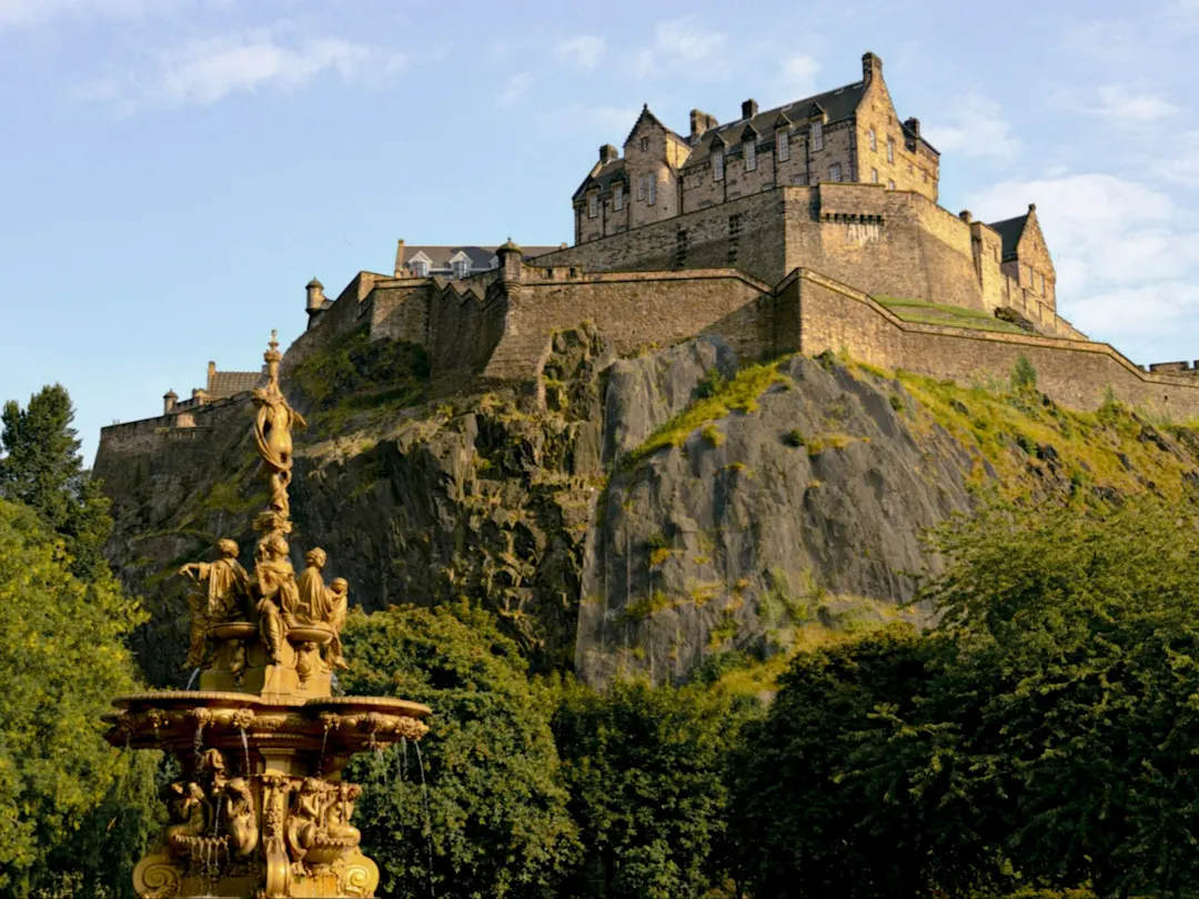 Historische Burg auf einem Felsen mit üppigem Grün. Edinburgh, Edinburgh Region, Schottland.