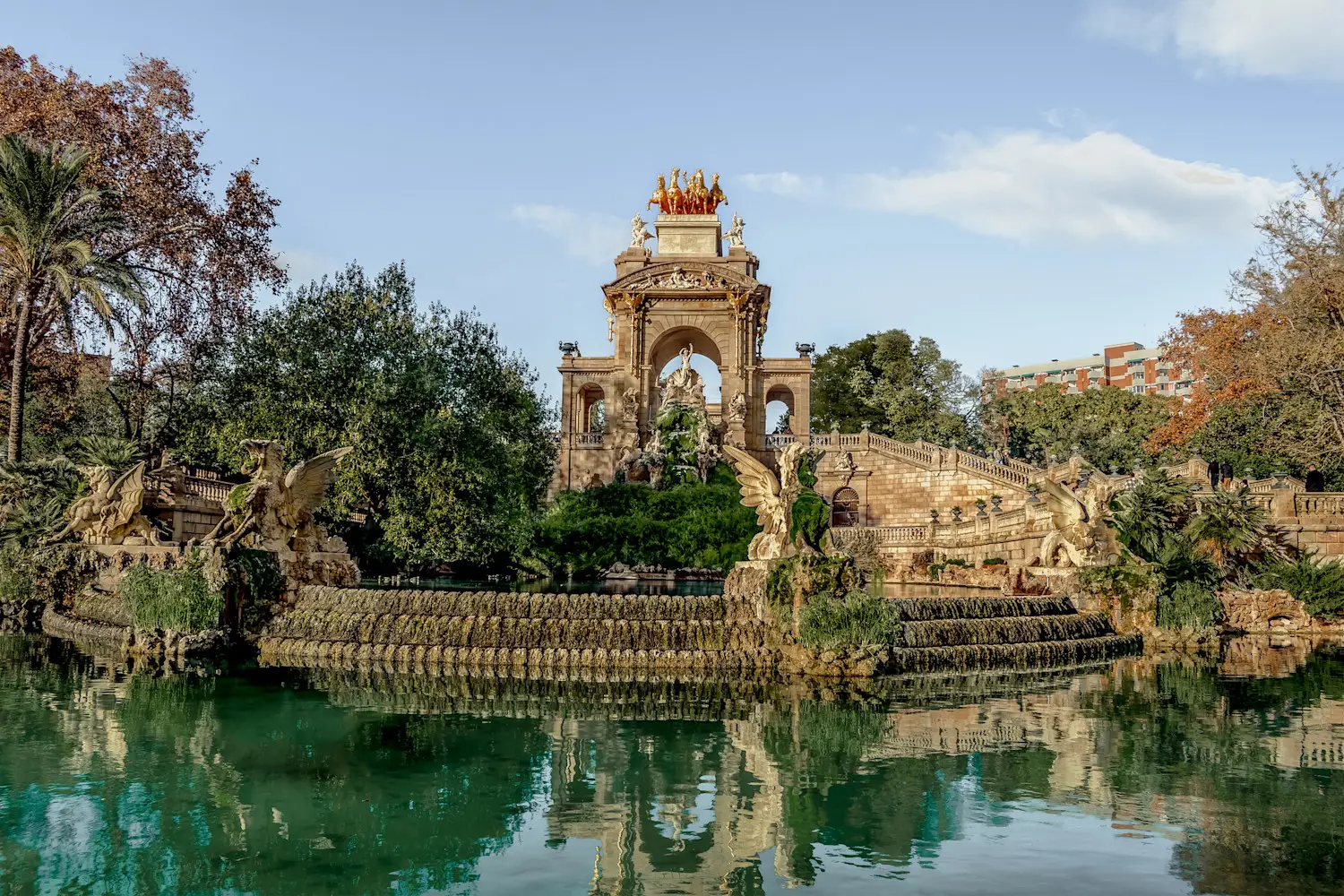 Blick zum Wasserfall im Ciutadella Park in Barcelona, Spanien.