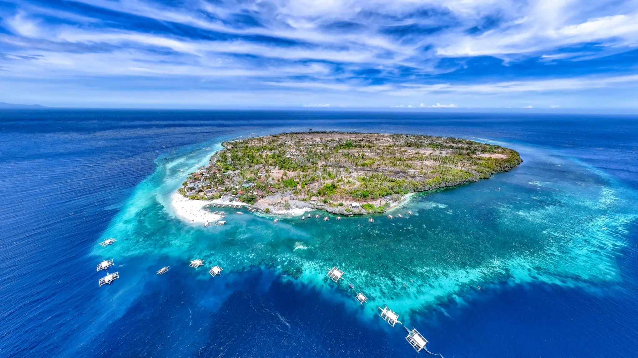 Bohol, Visayas, Philippinen Luftaufnahme einer tropischen Insel mit weißen Stränden und Booten, Bohol, Visayas, Philippinen.