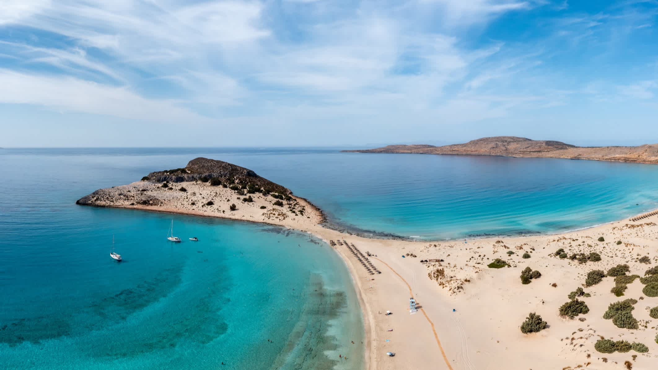 Berühmter Sandstrand Simos, Insel Elafonisos, Peloponnes, Griechenland mit Blick von oben auf die dünenähnliche Landschaft und das Meer.
