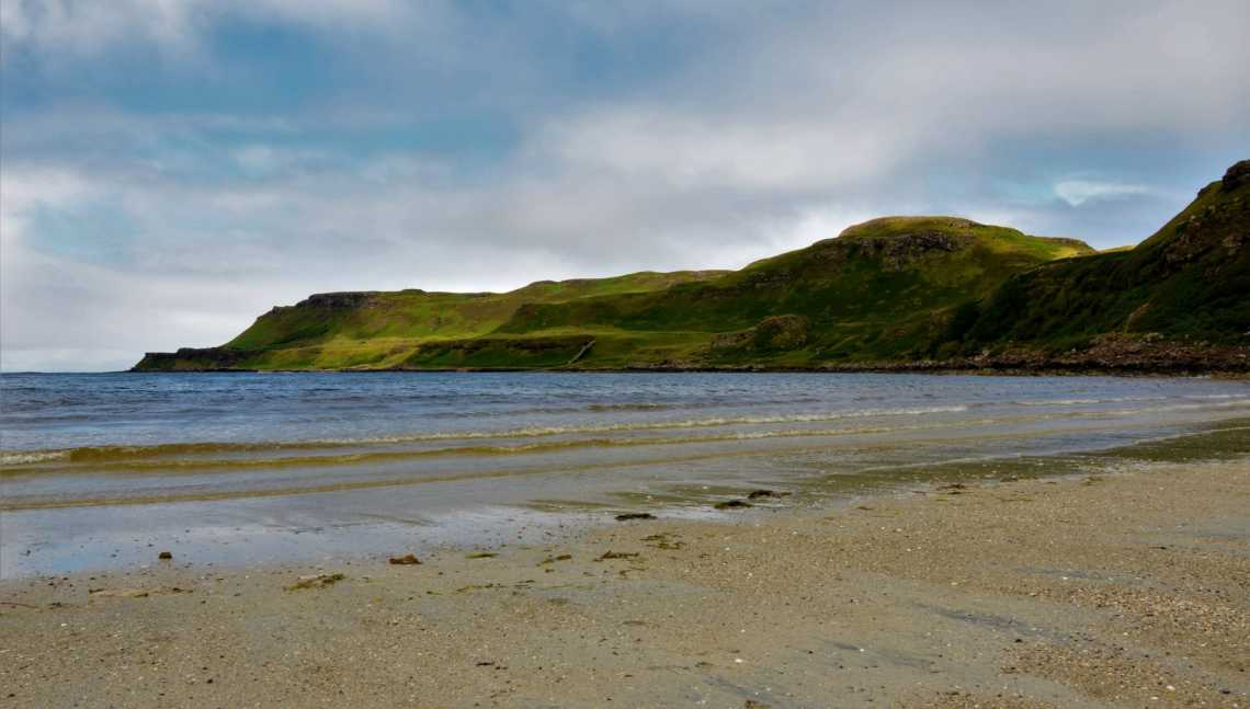 Ein Blick über die Calgary Bay auf der Isle of Mull in Schottland