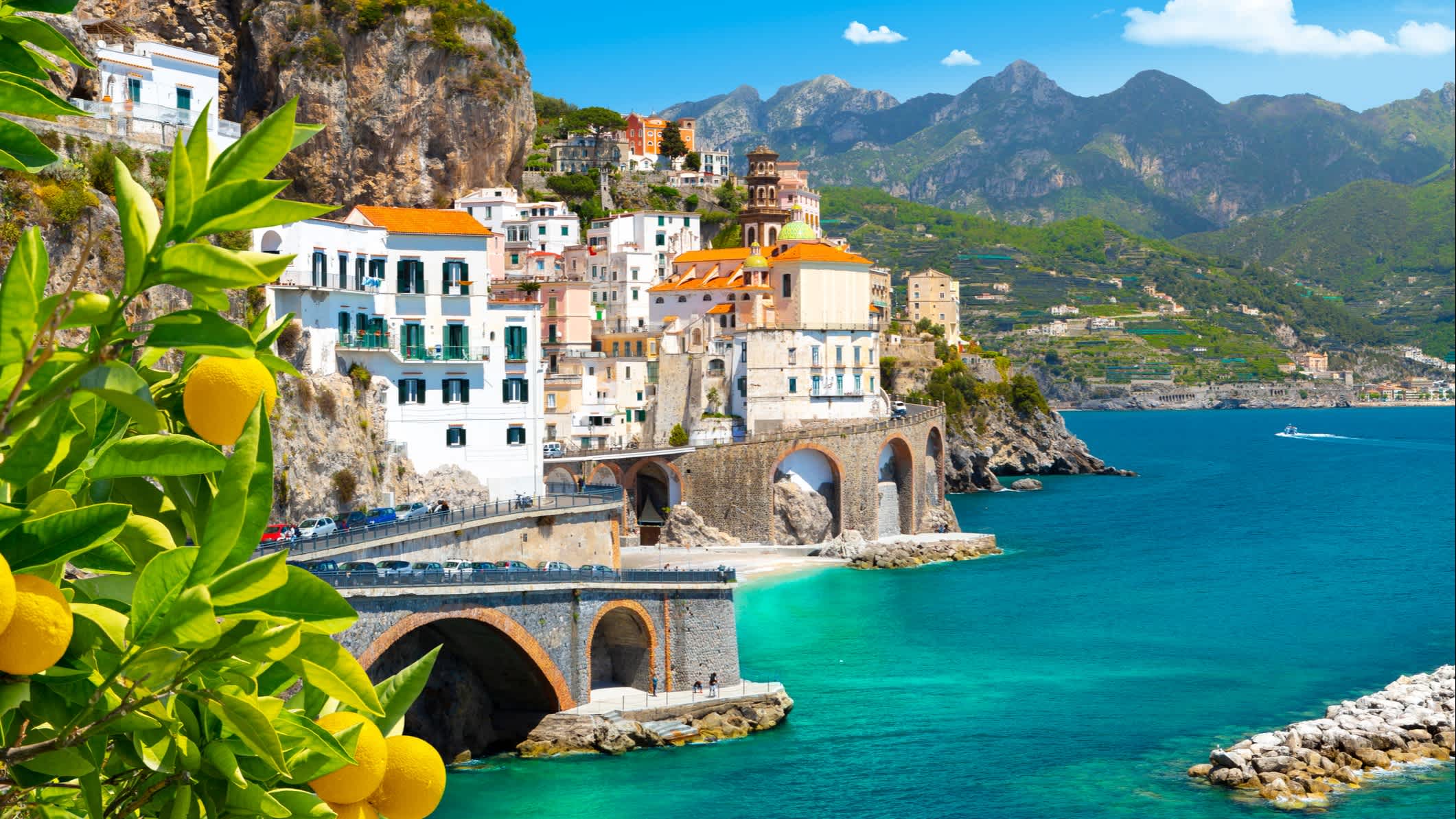 Maisons au bord de la mer, sur la côte Amalfitaine, en Italie. 