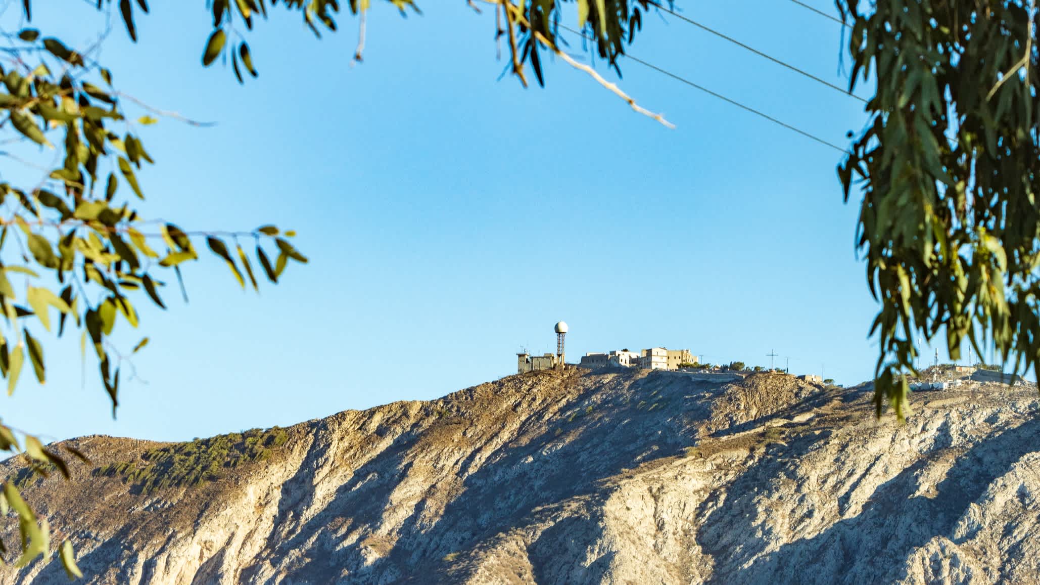 Monastère sur la montagne Profitis Ilias à Santorin dans le sud de la mer Égée, Grèce