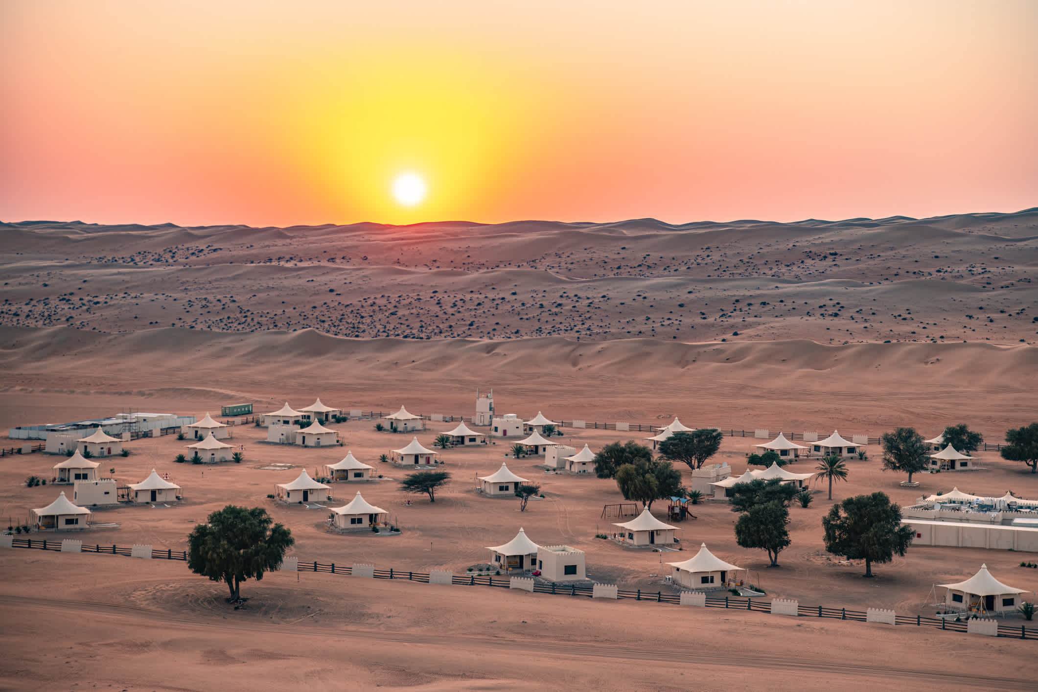 Zelte in der Wüste Omans bei Sonnenuntergang