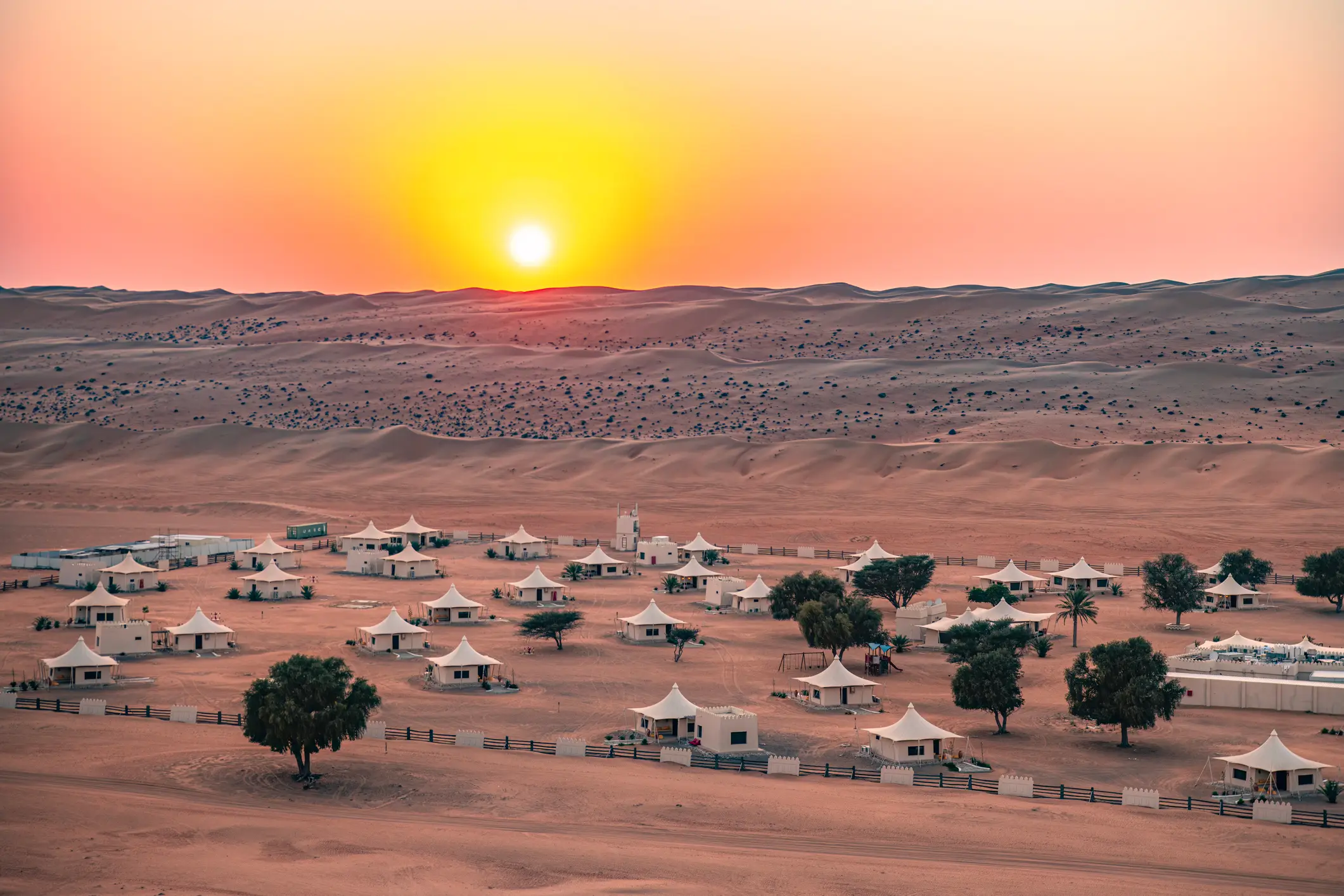 Tentes dans le désert d'Oman au coucher du soleil