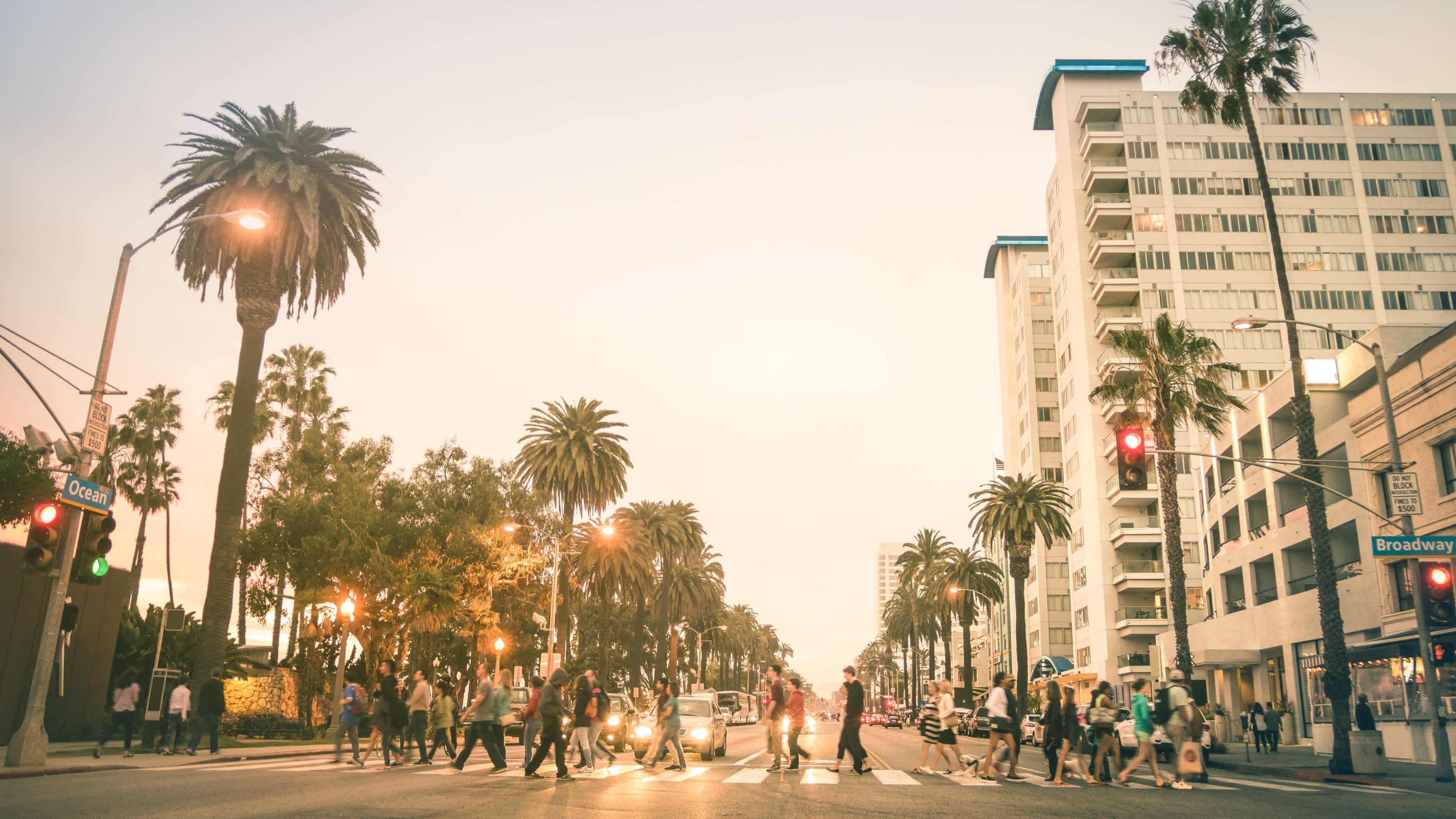 Ocean Ave à Santa Monica après le coucher du soleil en Californie, USA