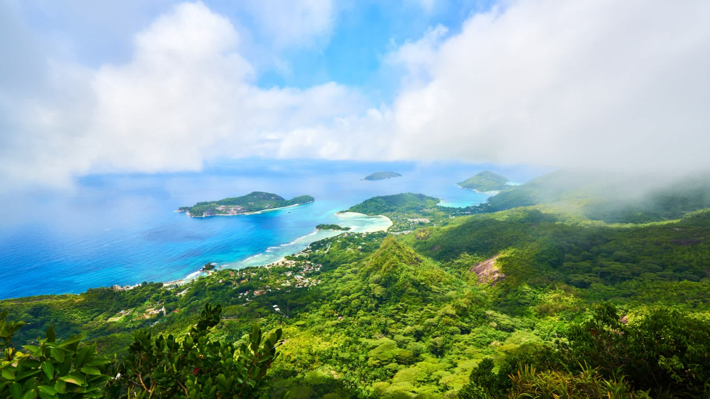 Panoramablick auf die Insel Therese, die Bucht Ternay und die kleine Insel der Seychellen vom Berg Morne Blanc aus auf Mahé, Seychellen