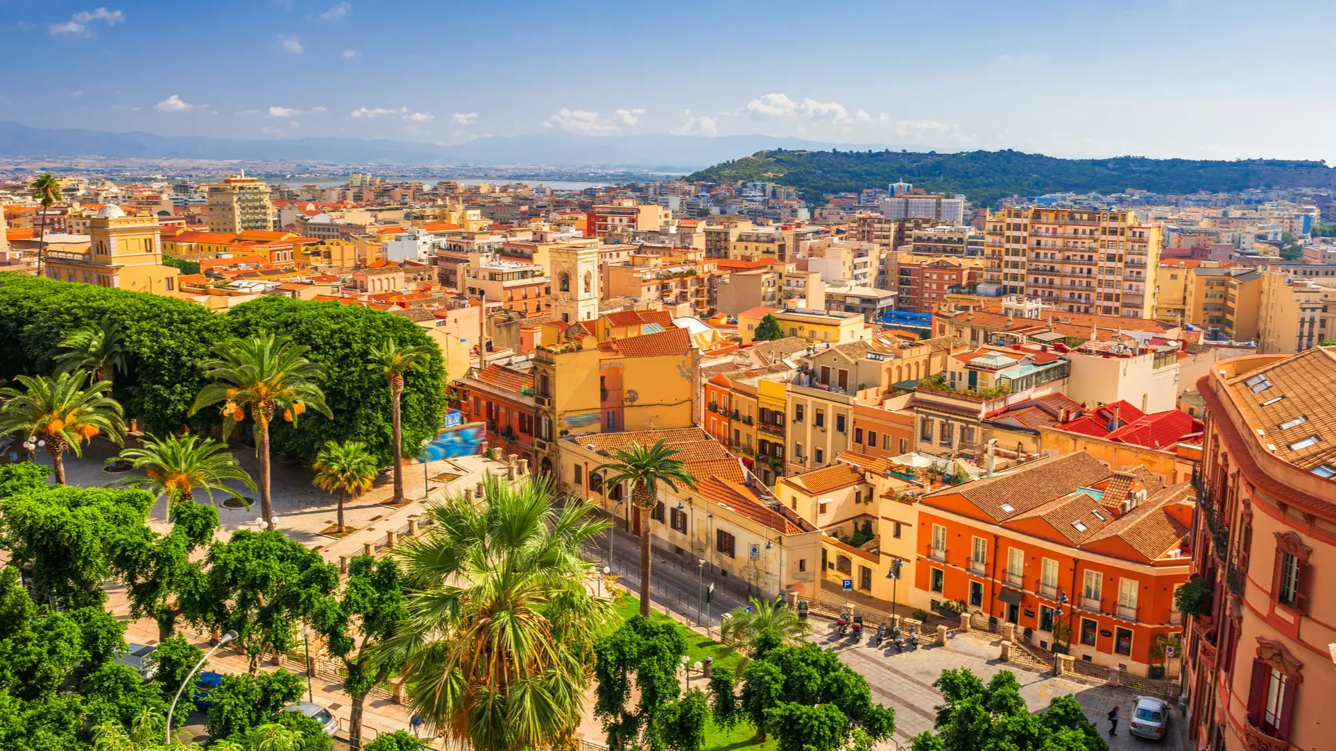 Italie, Sardaigne, Cagliari Vue aérienne sur la ville ensoleillée de Cagliari, Sardaigne, Italie