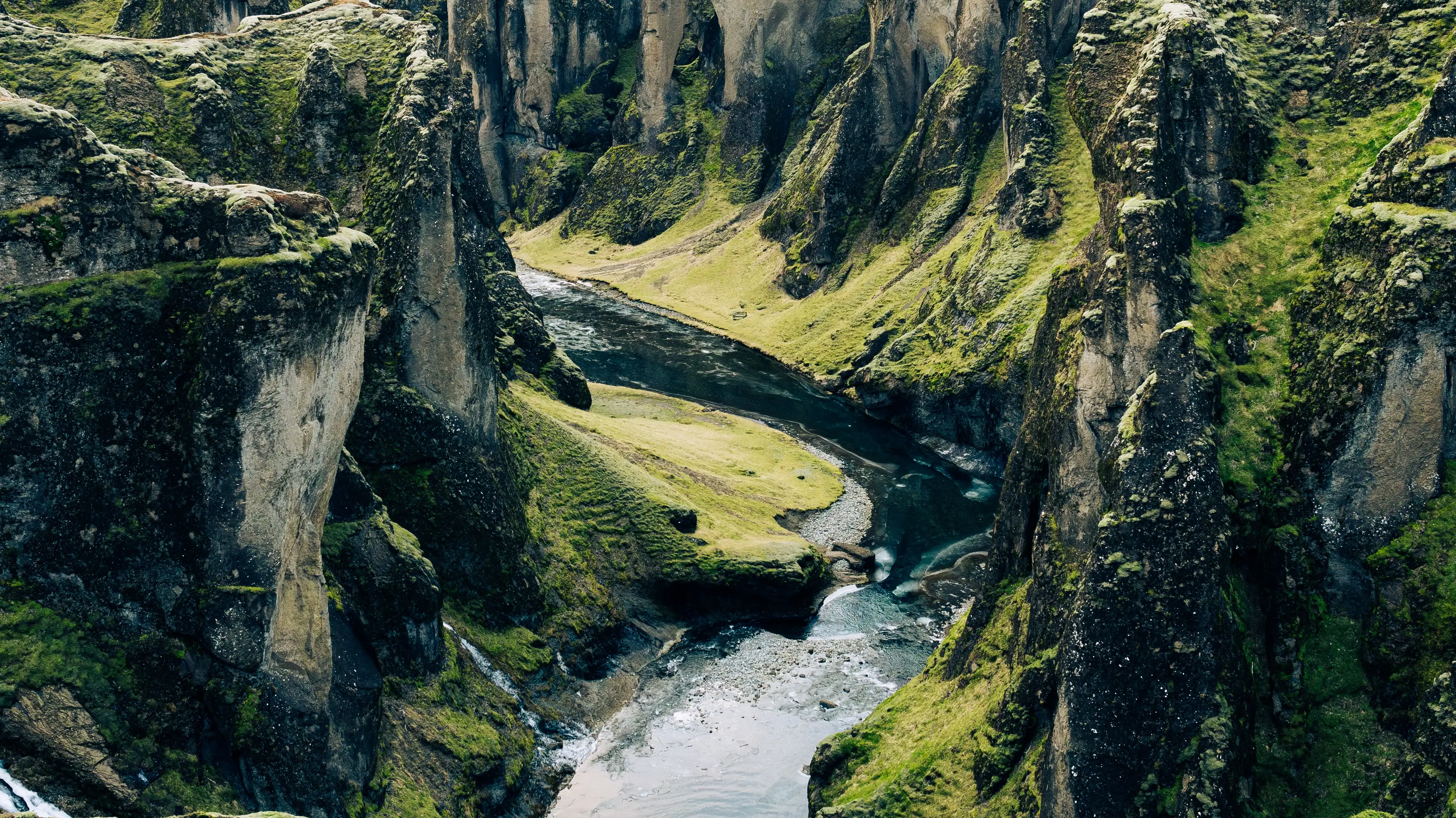 Paysage de la gorge de Fjaðrárgljúfur, avec sa rivière et ses falaises couvertes de mousse, Islande
